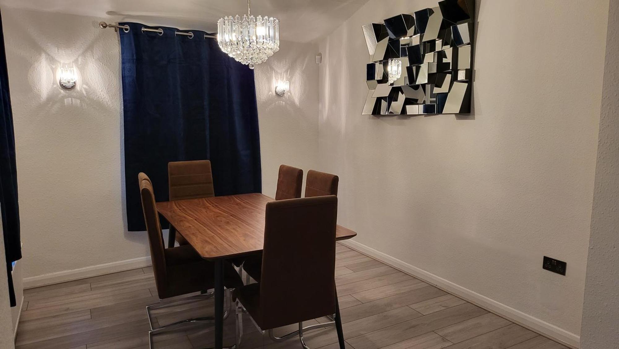 Garland Spacious 4 Bedroom House With Garden And Parking *