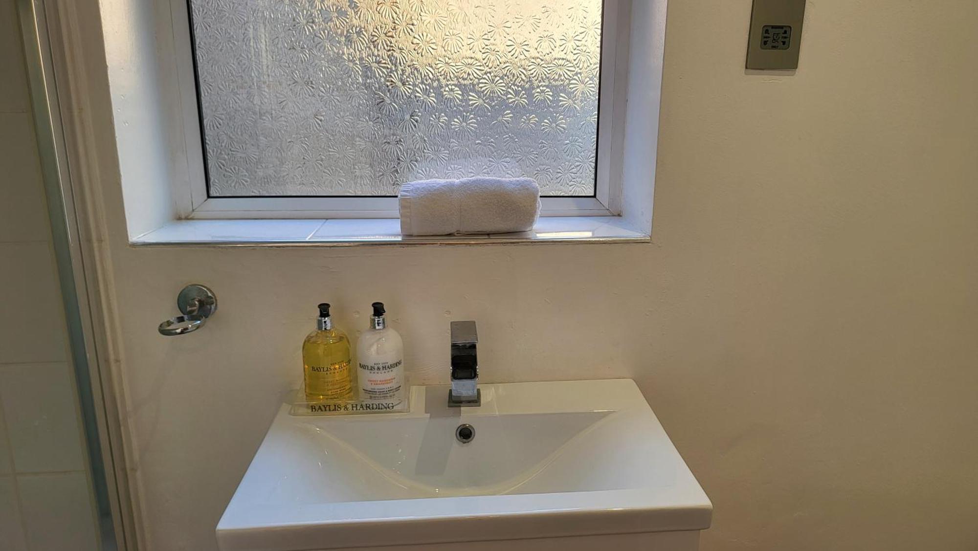 Garland Spacious 4 Bedroom House With Garden And Parking London