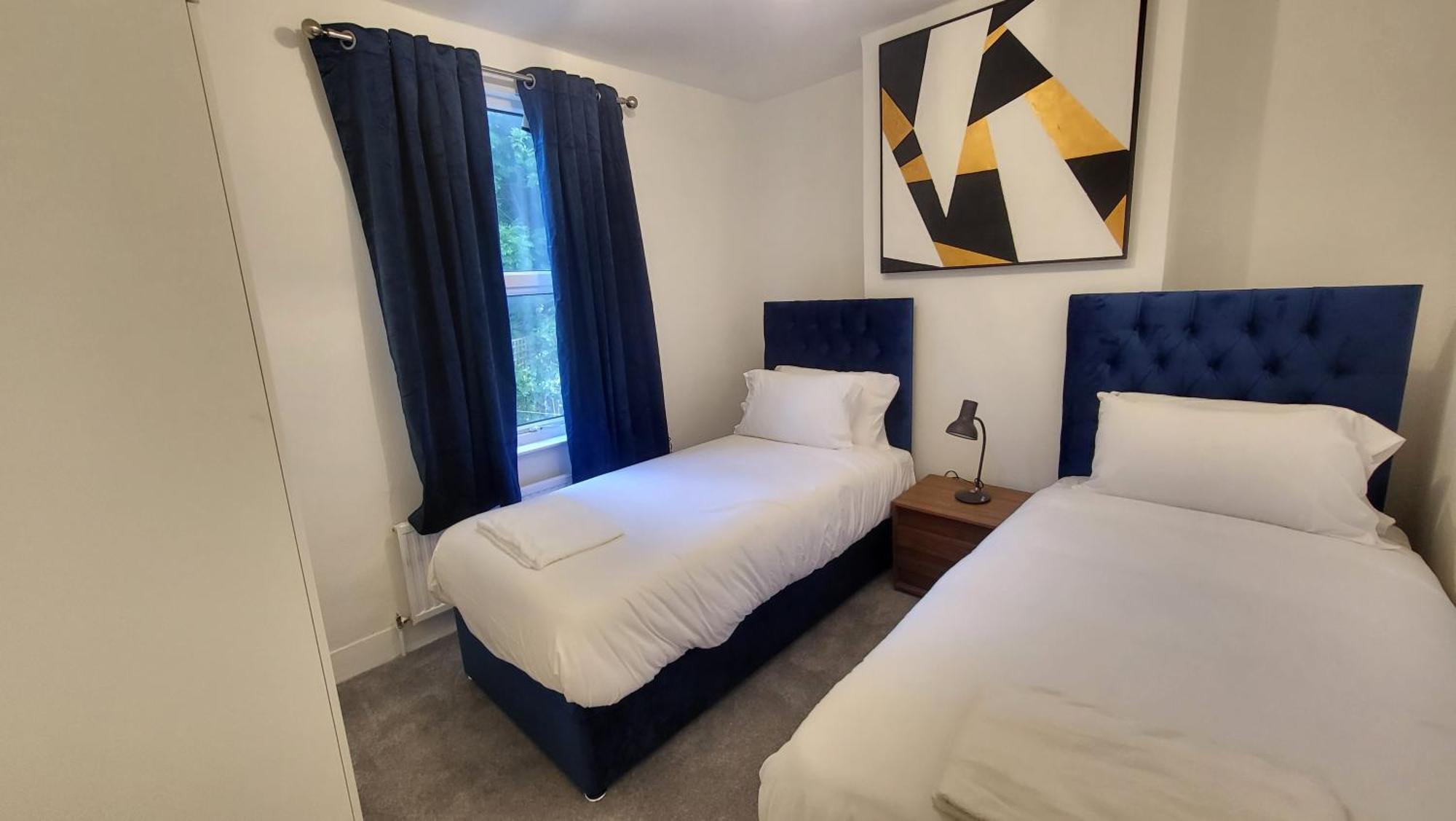 Garland Spacious 4 Bedroom House With Garden And Parking
