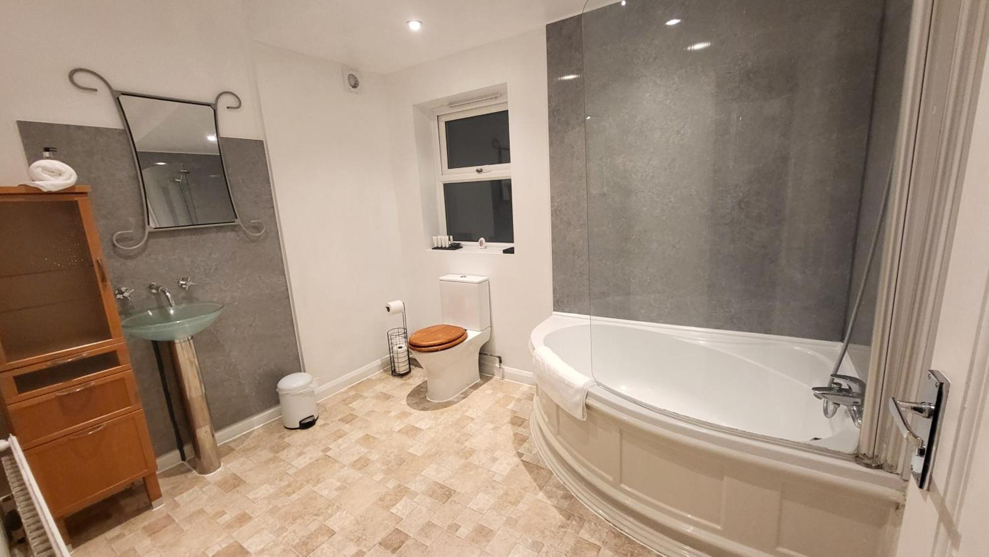Garland Spacious 4 Bedroom House With Garden And Parking Apartment