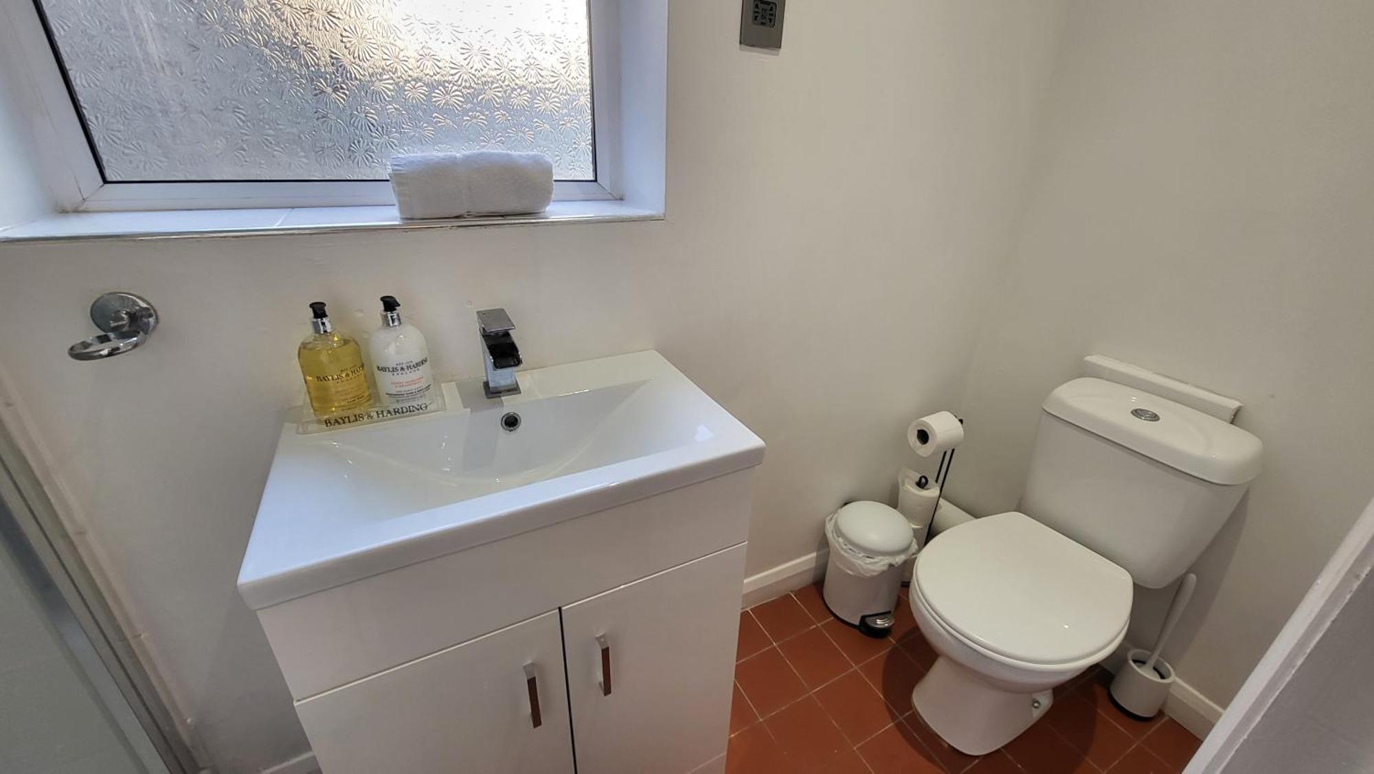 Apartment Garland Spacious 4 Bedroom House With Garden And Parking