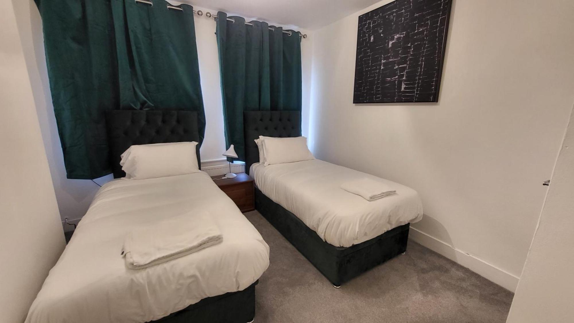 Garland Spacious 4 Bedroom House With Garden And Parking Apartment London