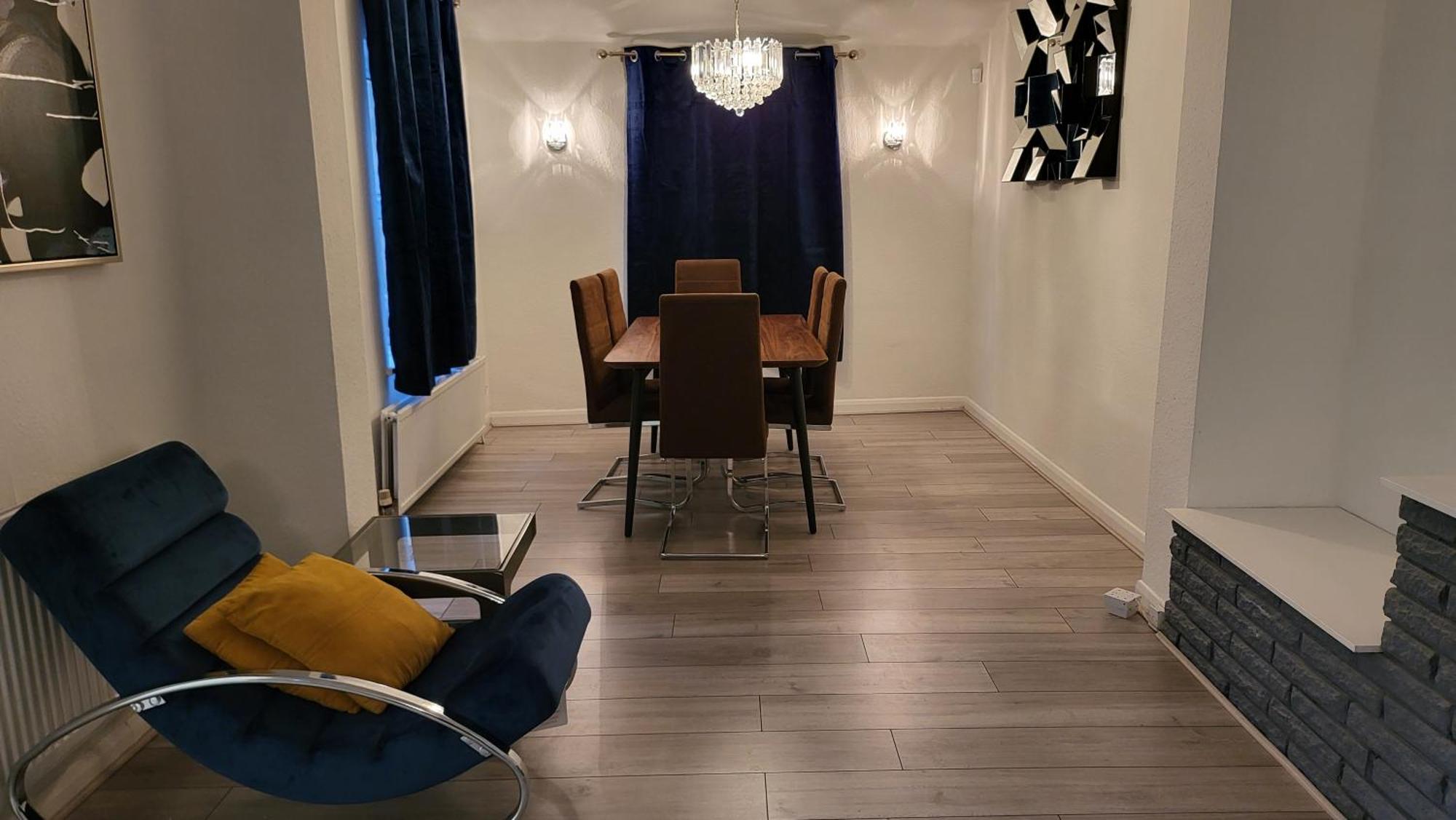 Garland Spacious 4 Bedroom House With Garden And Parking London