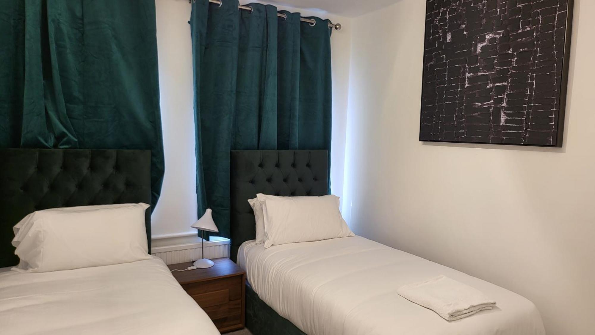 Garland Spacious 4 Bedroom House With Garden And Parking * London