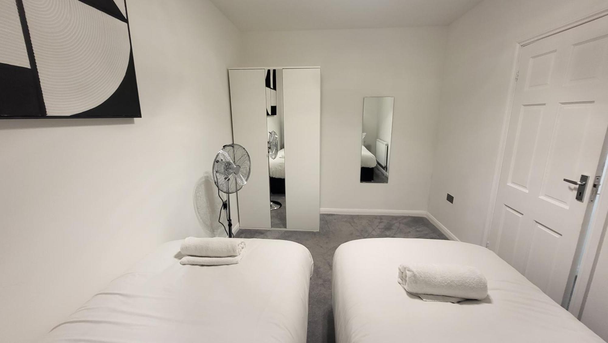 Garland Spacious 4 Bedroom House With Garden And Parking Apartment *