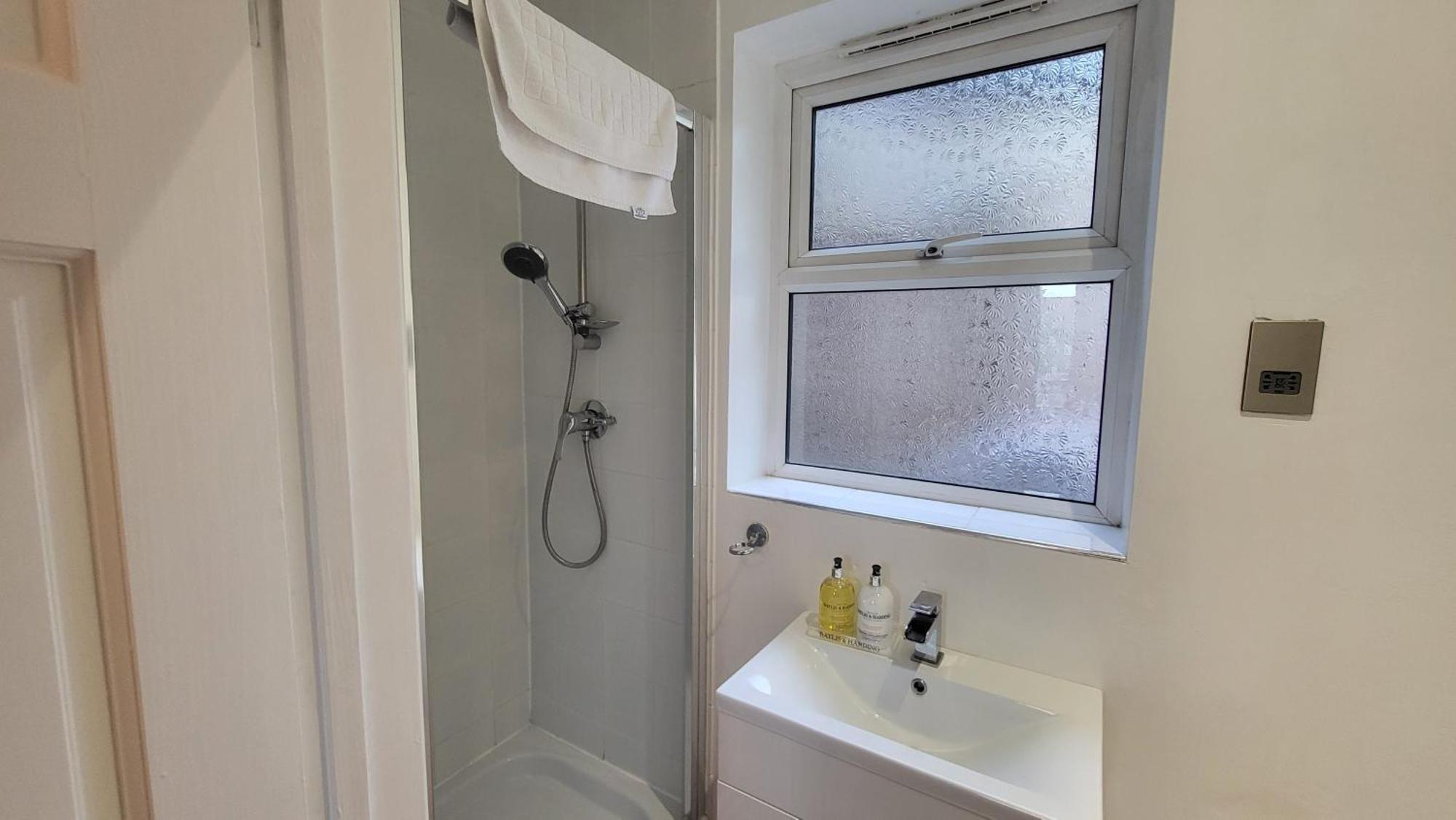 Apartment Garland Spacious 4 Bedroom House With Garden And Parking