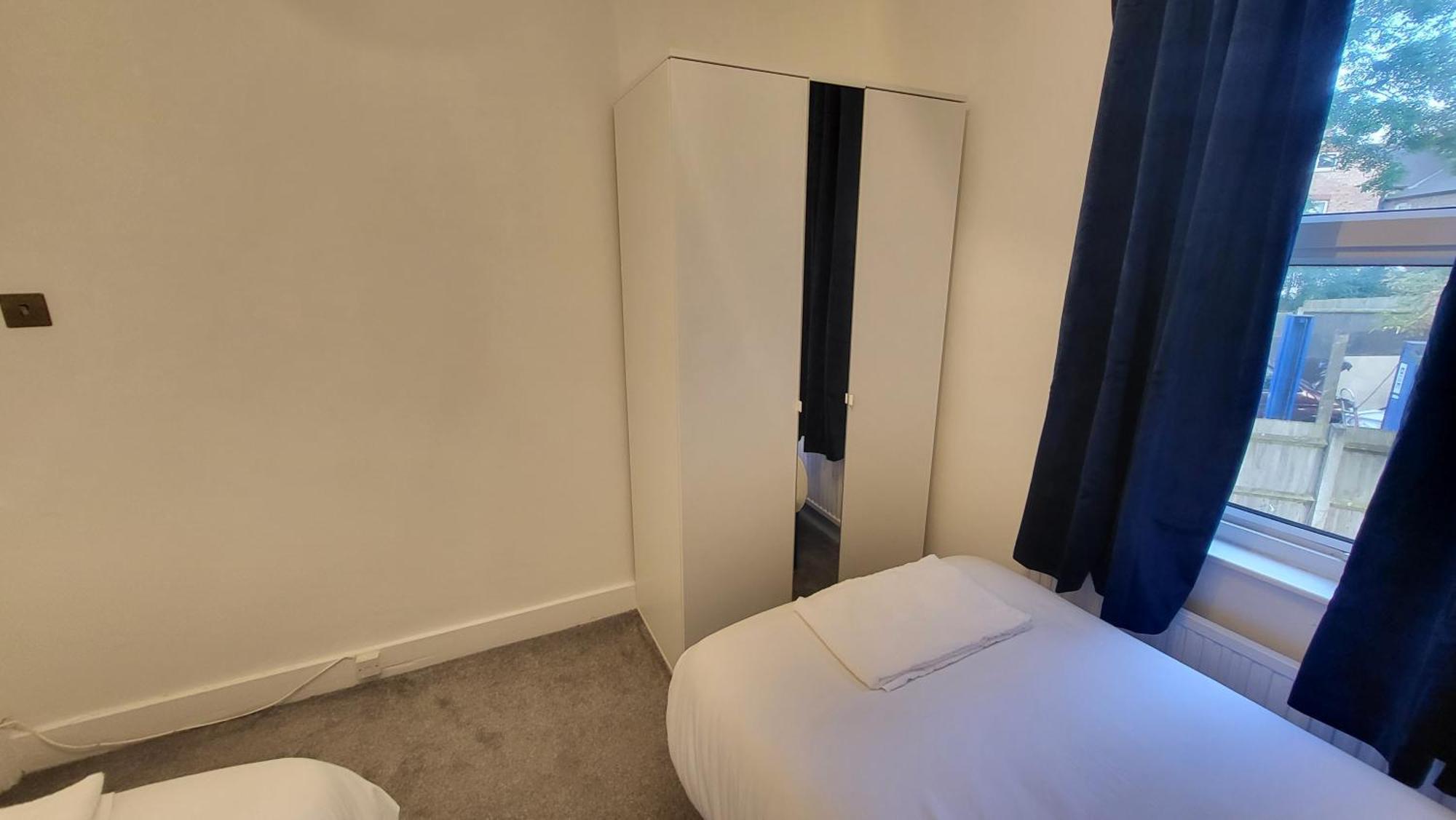 Garland Spacious 4 Bedroom House With Garden And Parking *