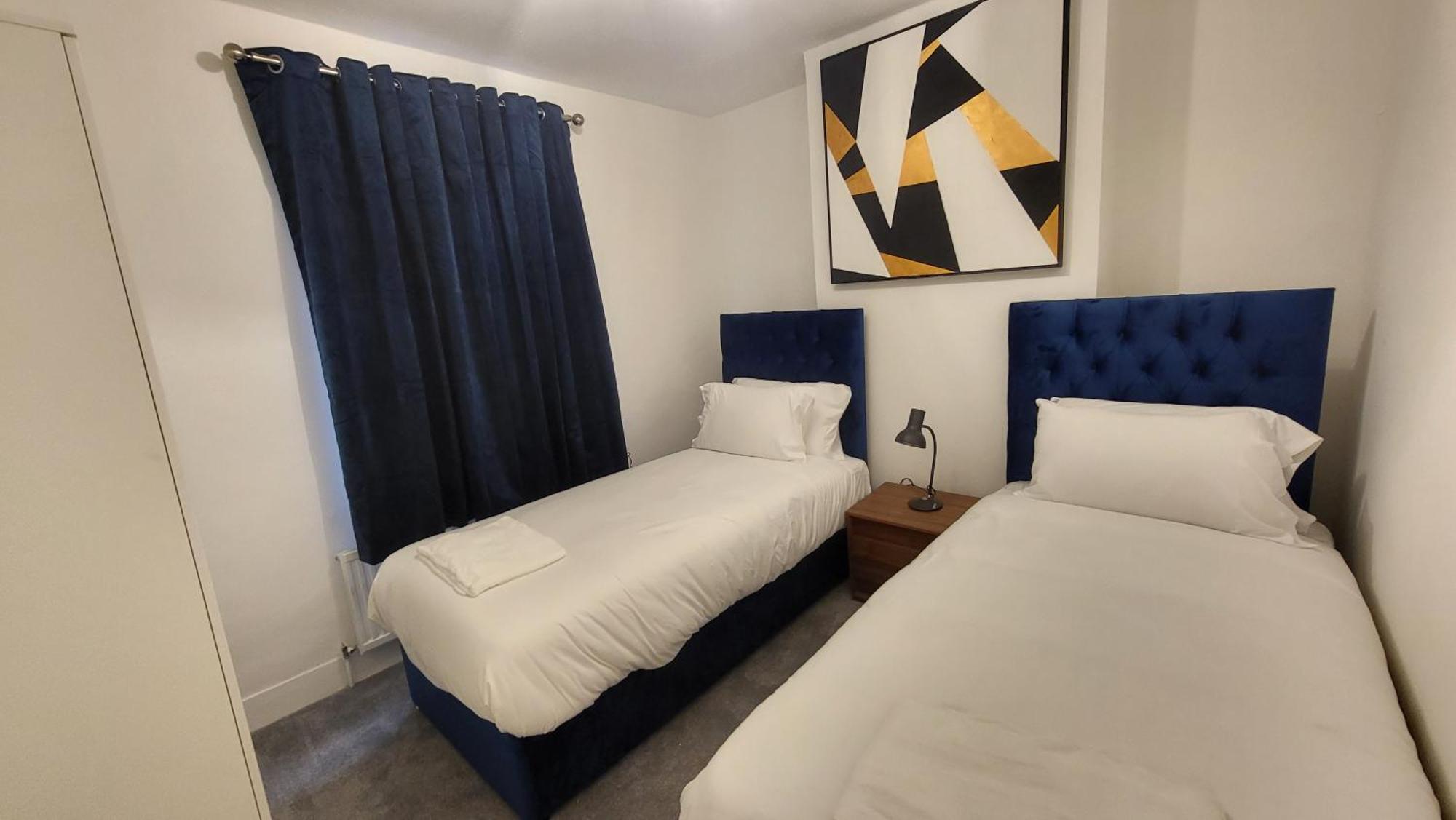 Apartment Garland Spacious 4 Bedroom House With Garden And Parking