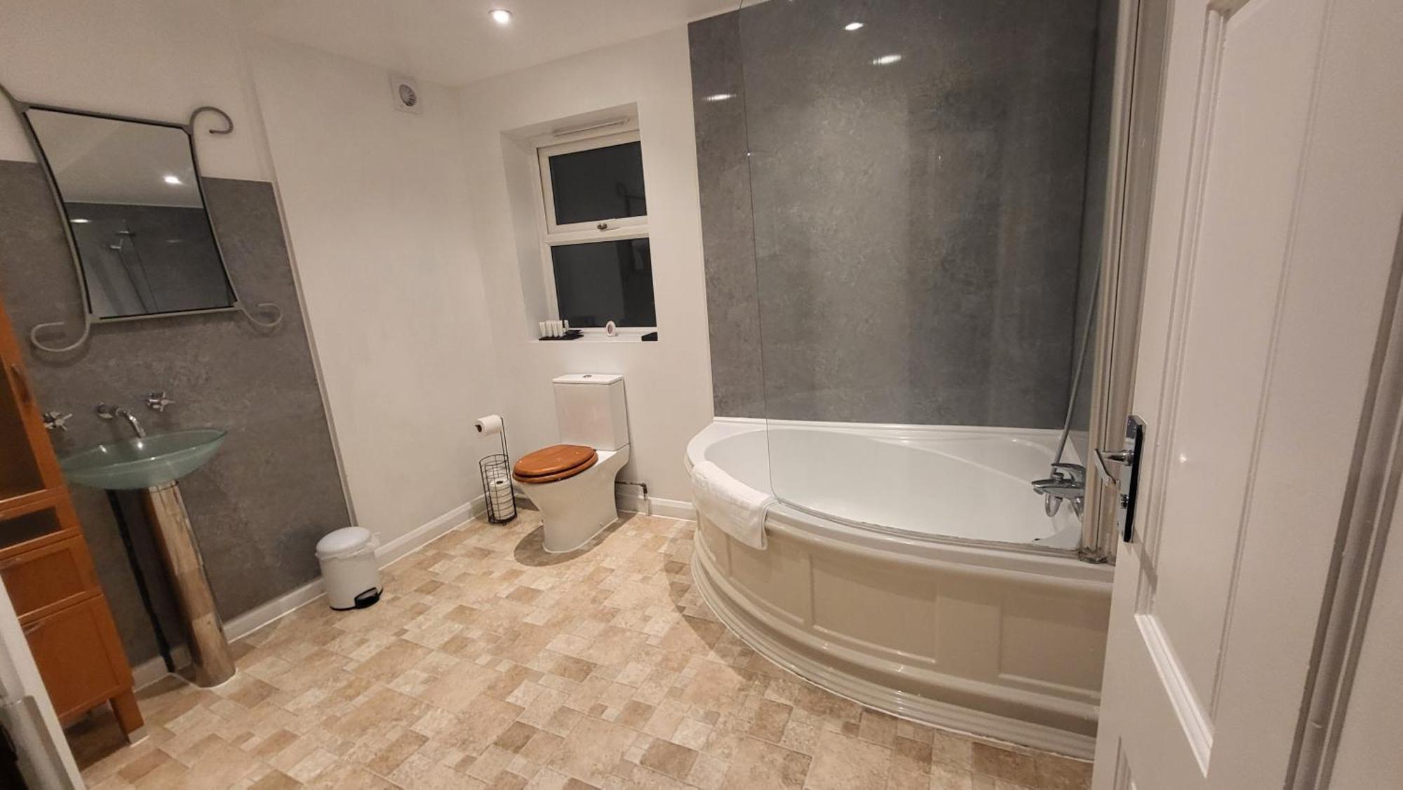 Garland Spacious 4 Bedroom House With Garden And Parking *