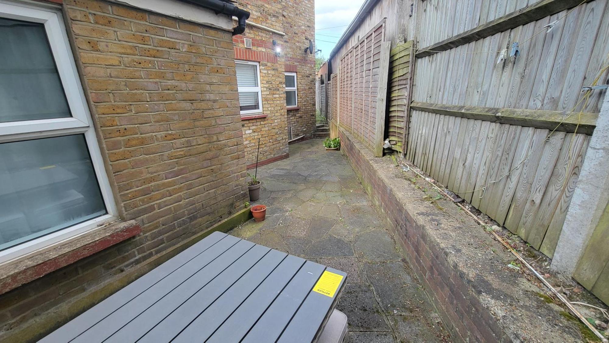 Apartment Garland Spacious 4 Bedroom House With Garden And Parking