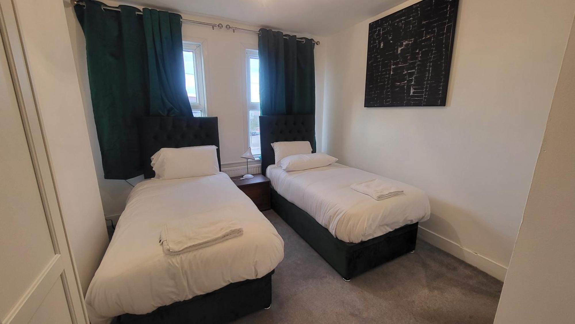 Garland Spacious 4 Bedroom House With Garden And Parking Apartment *