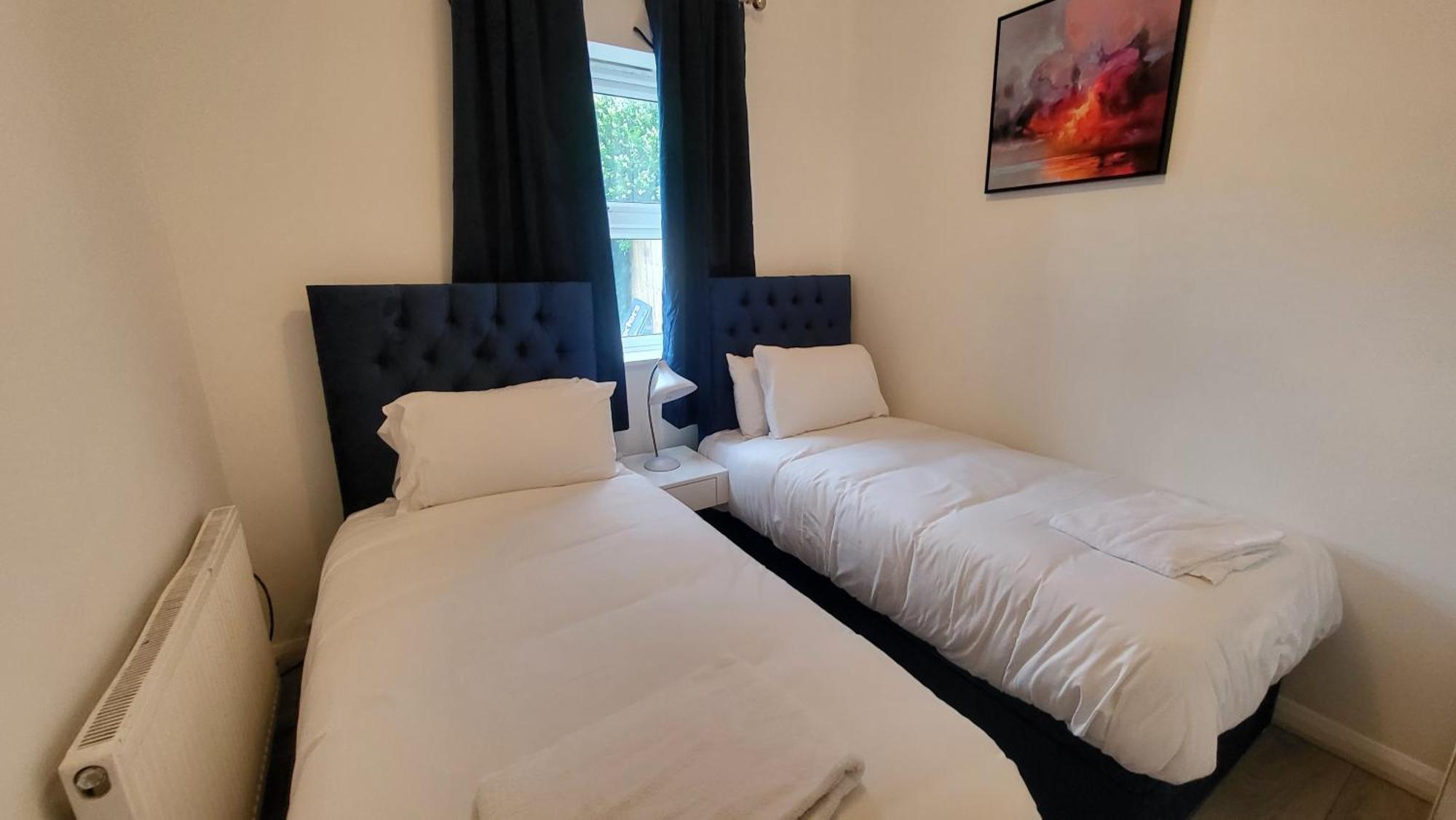 Apartment Garland Spacious 4 Bedroom House With Garden And Parking London