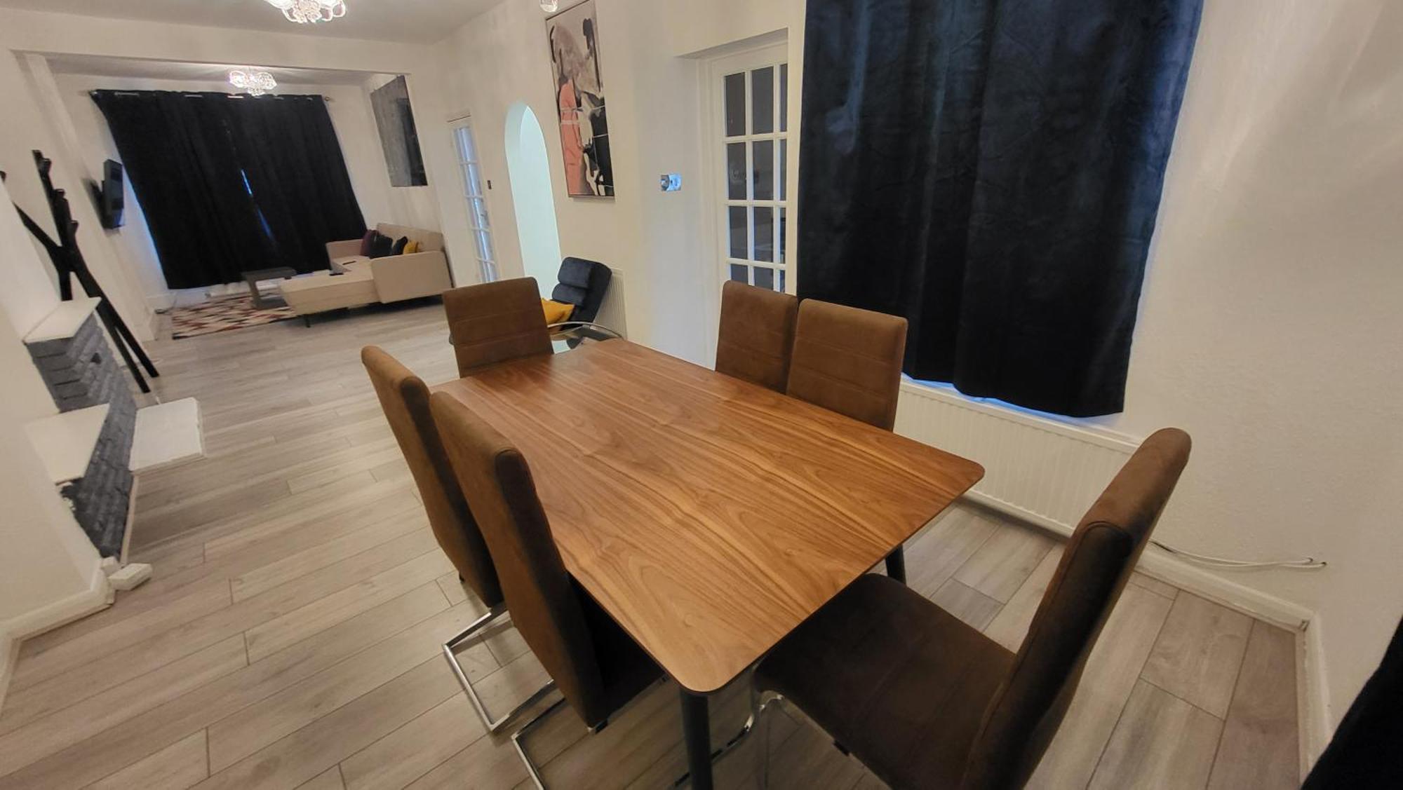 Garland Spacious 4 Bedroom House With Garden And Parking Apartment