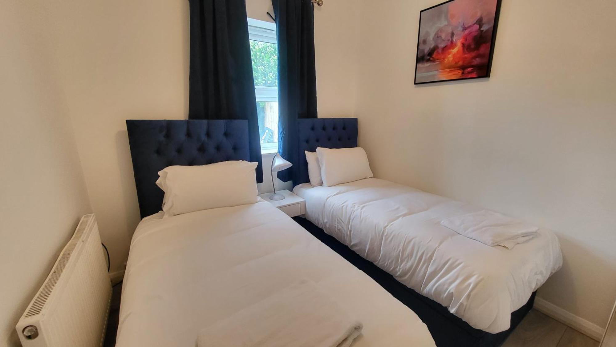 Garland Spacious 4 Bedroom House With Garden And Parking *