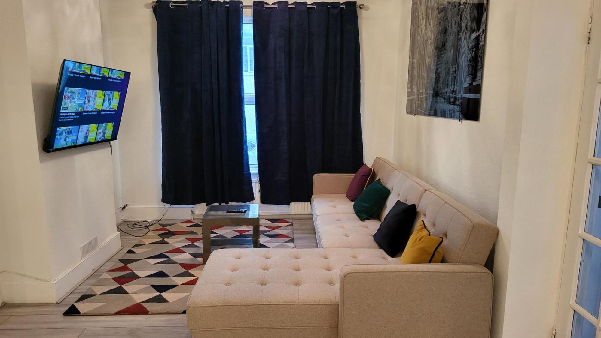 Garland Spacious 4 Bedroom House With Garden And Parking