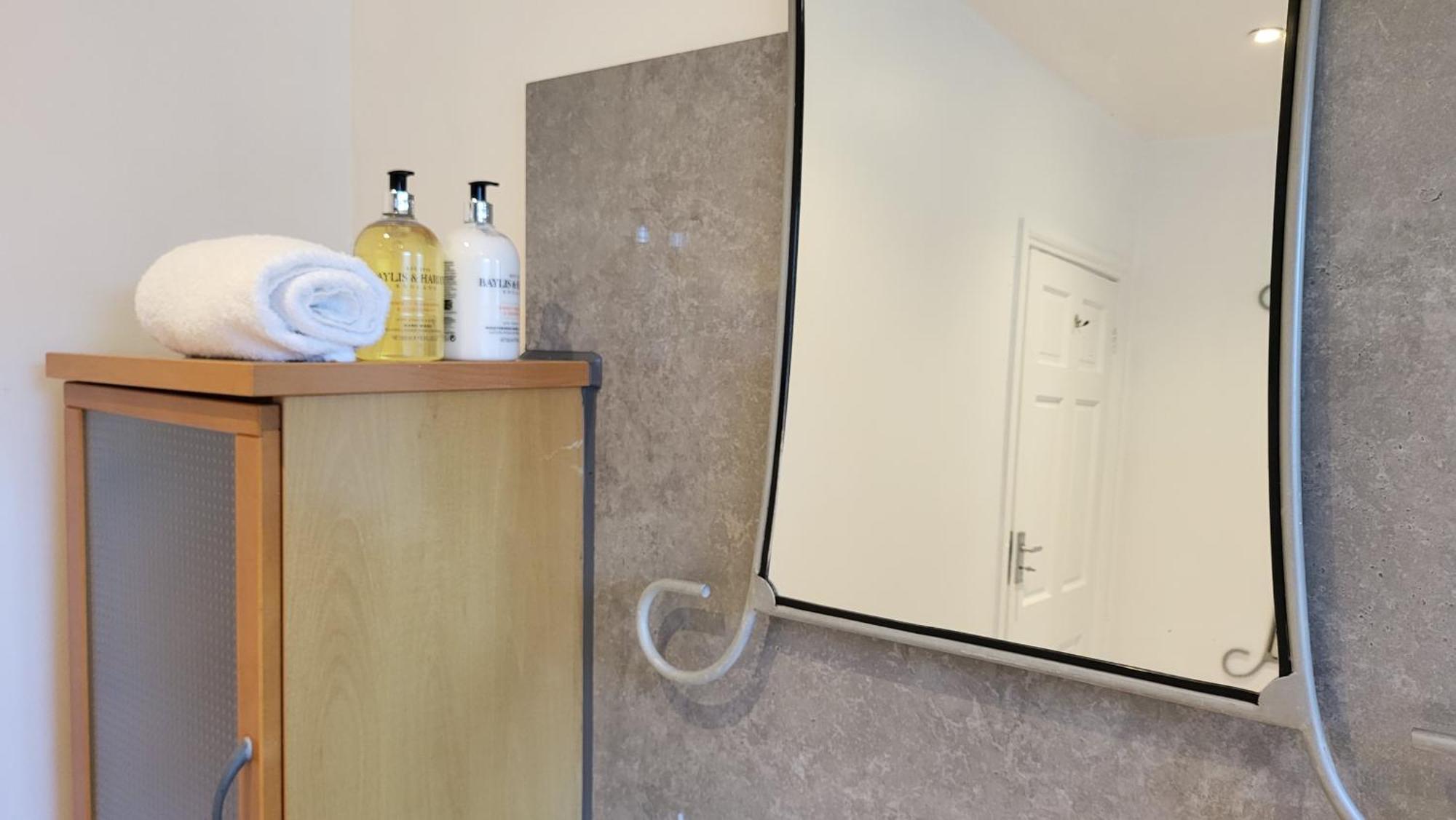 Garland Spacious 4 Bedroom House With Garden And Parking Apartment
