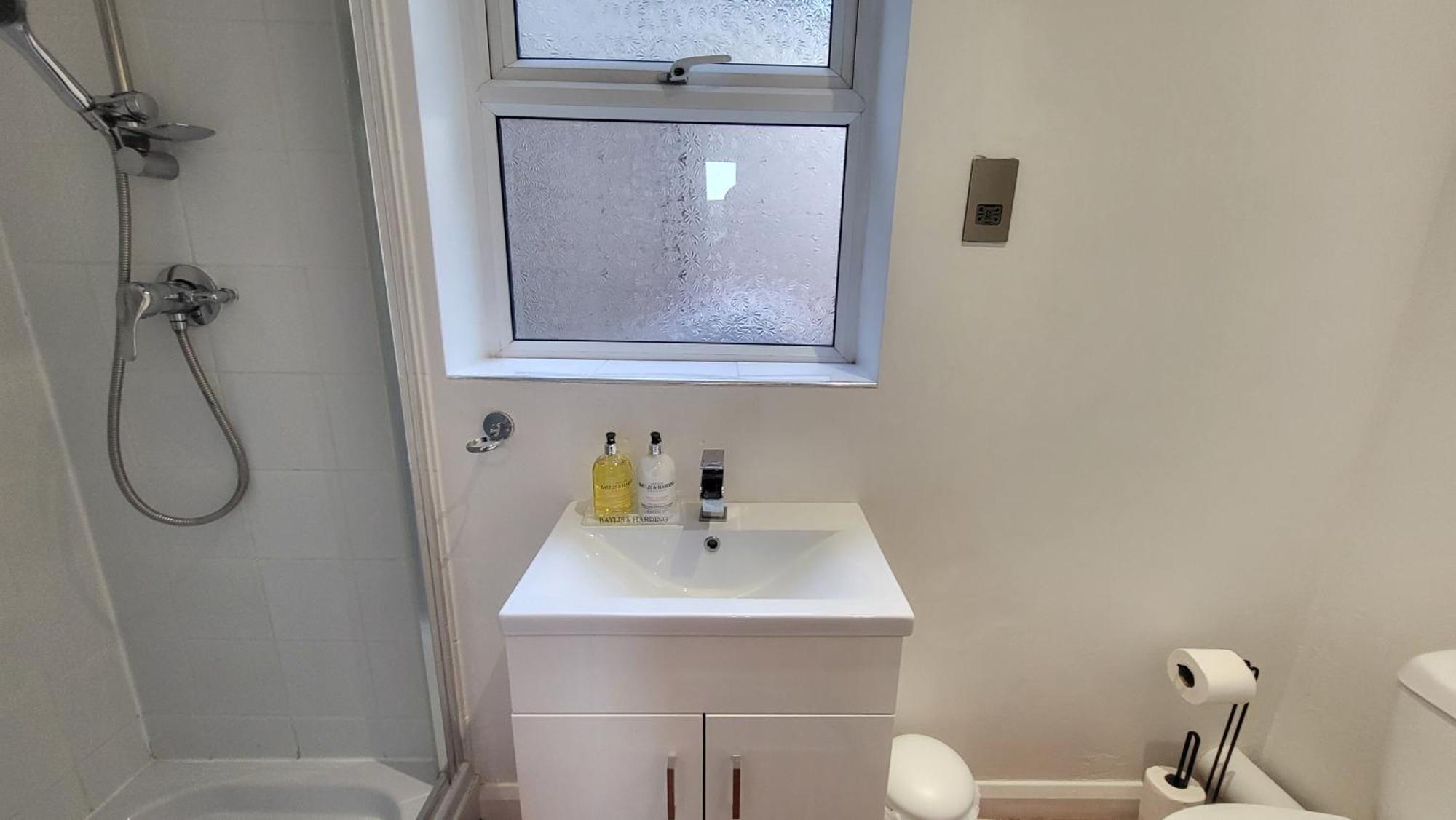 Garland Spacious 4 Bedroom House With Garden And Parking Apartment London