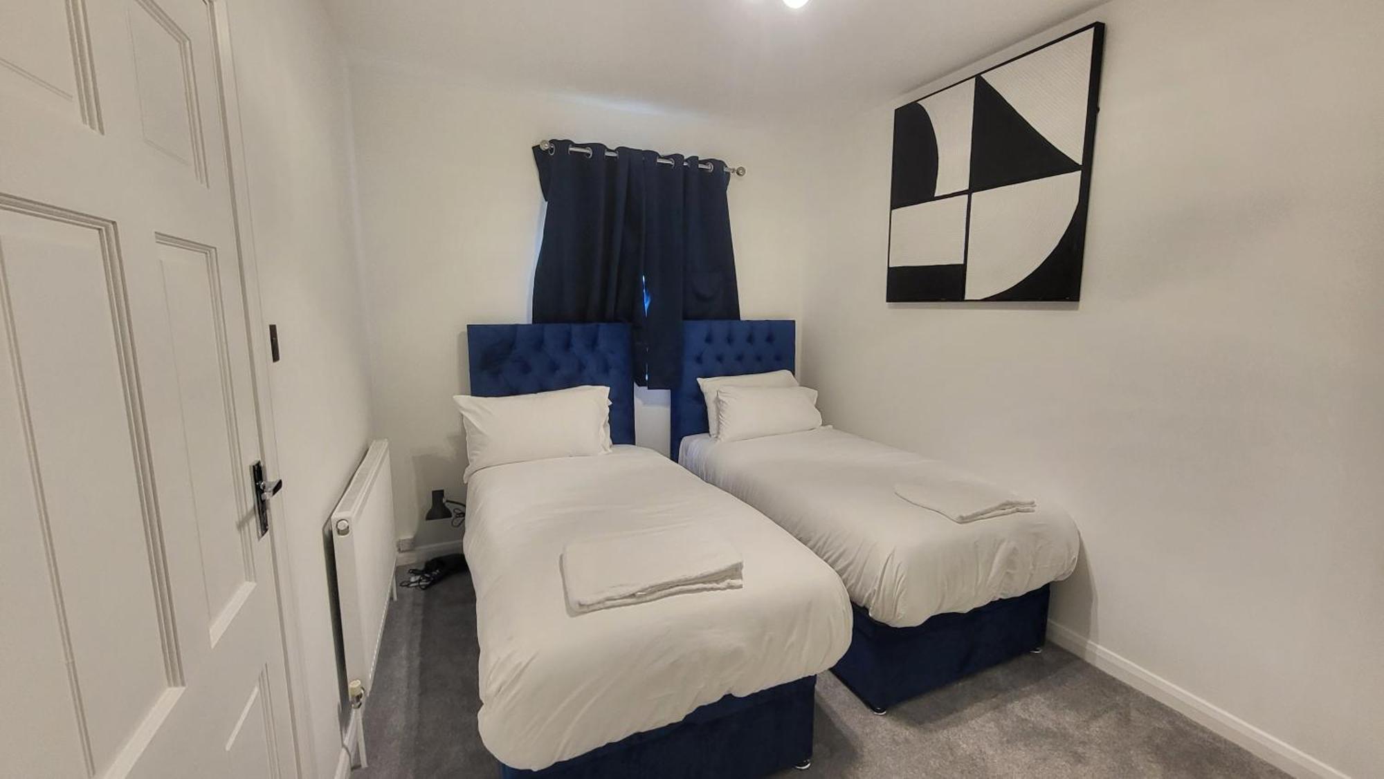 Garland Spacious 4 Bedroom House With Garden And Parking