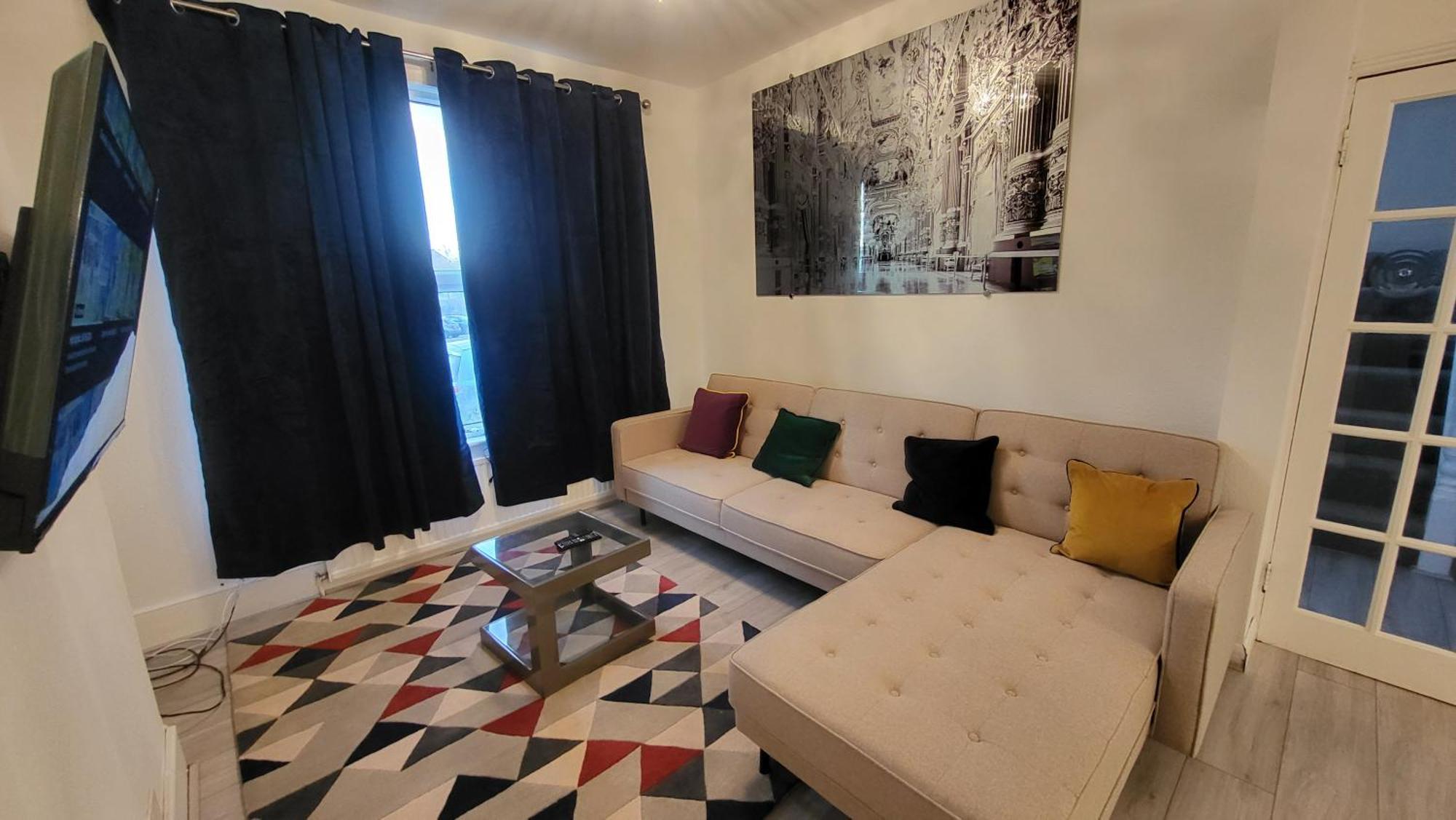Garland Spacious 4 Bedroom House With Garden And Parking