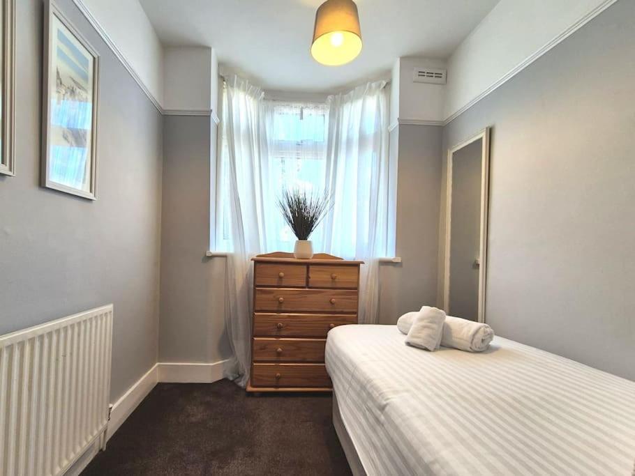 3 Bed House In The Heart Of Palmers Green, Londres
