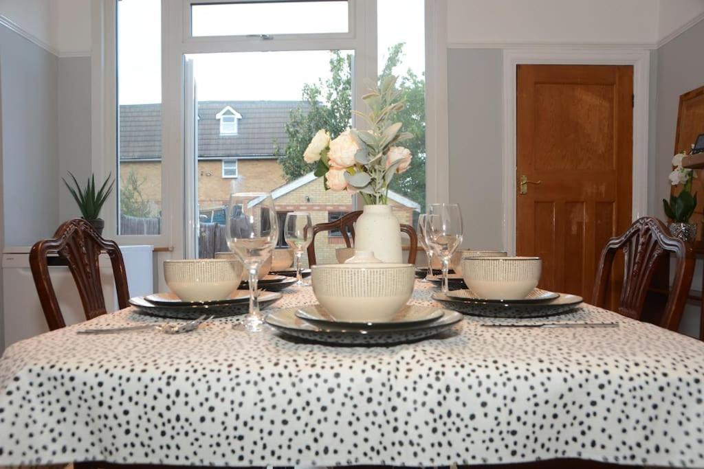 Сasa de vacaciones 3 Bed House In The Heart Of Palmers Green, *
