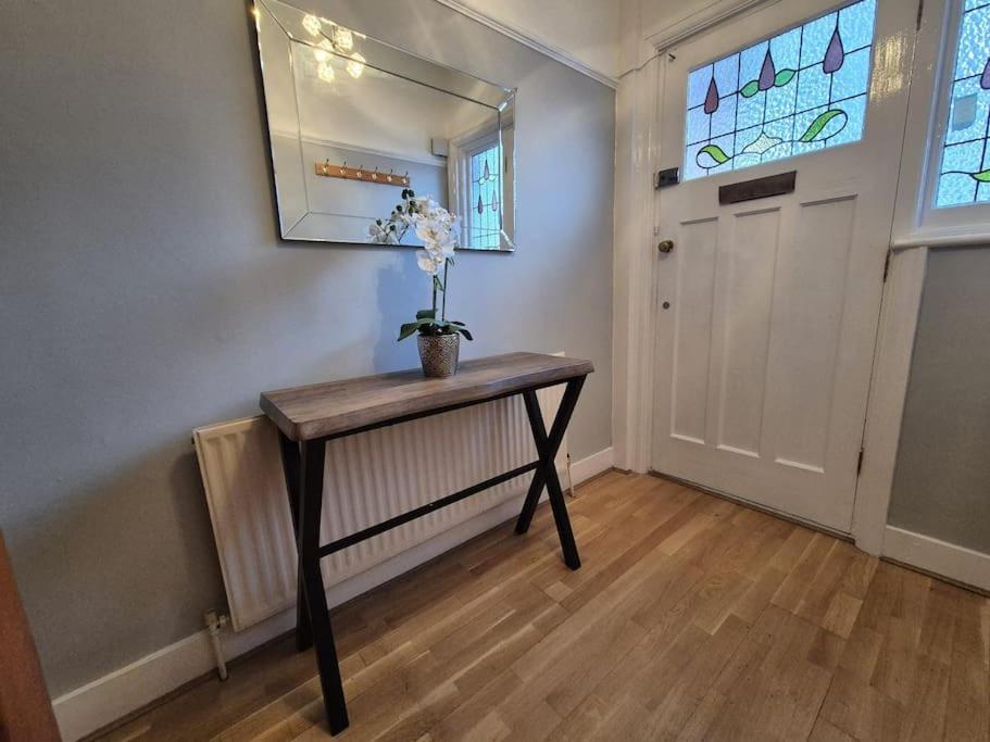 3 Bed House In The Heart Of Palmers Green, Сasa de vacaciones *