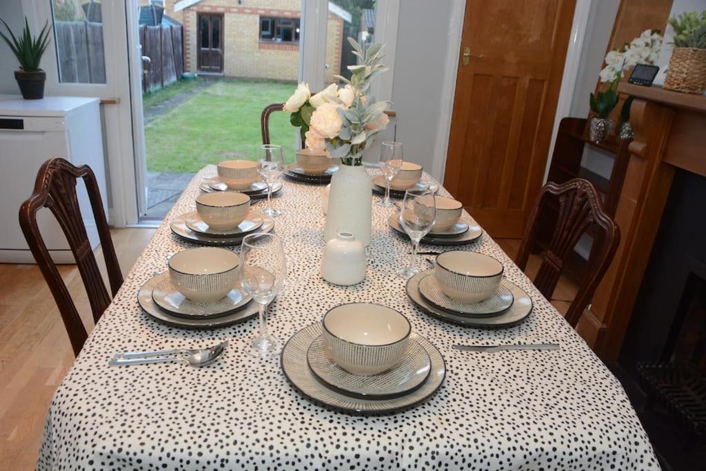 3 Bed House In The Heart Of Palmers Green, Сasa de vacaciones *