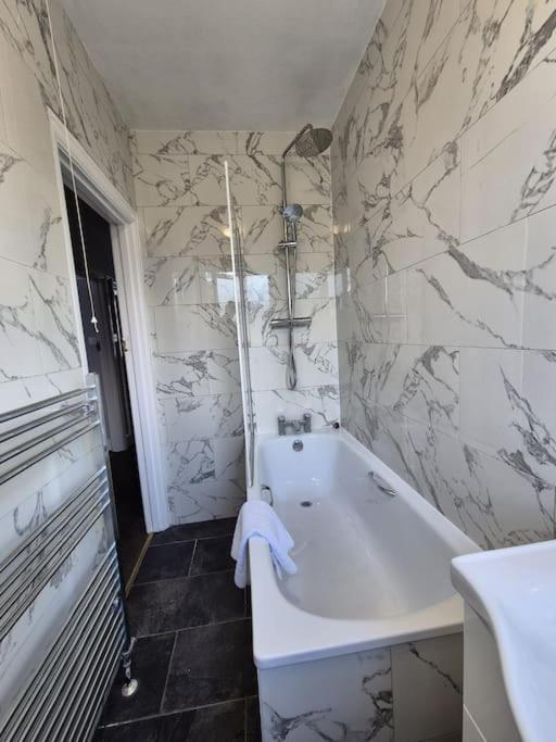3 Bed House In The Heart Of Palmers Green, Сasa de vacaciones Londres
