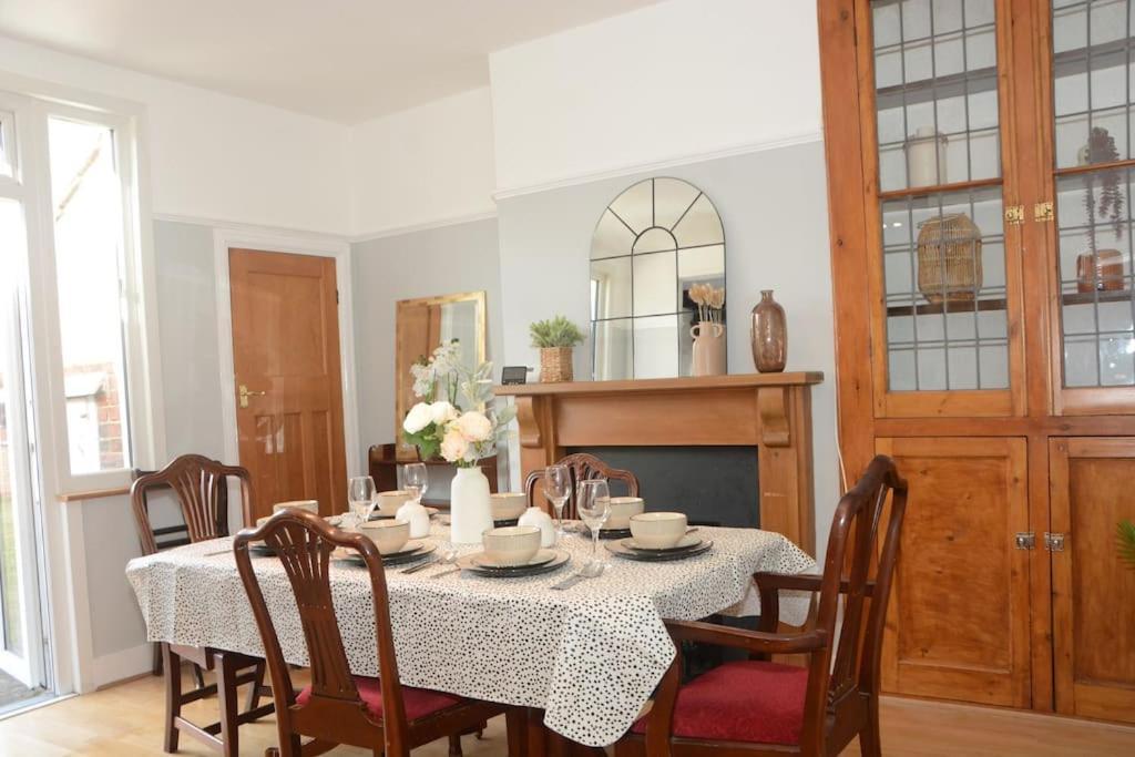 3 Bed House In The Heart Of Palmers Green, *