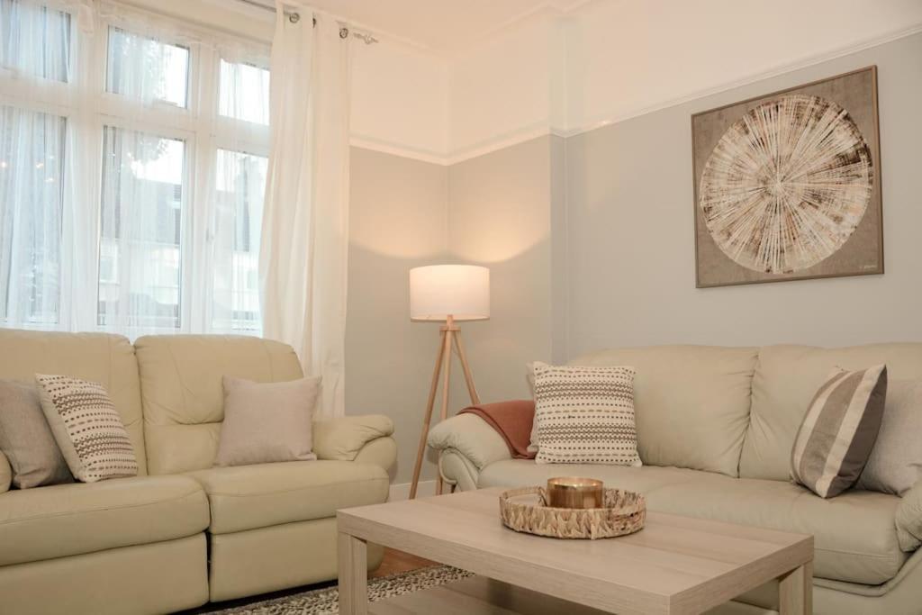 3 Bed House In The Heart Of Palmers Green, Londres