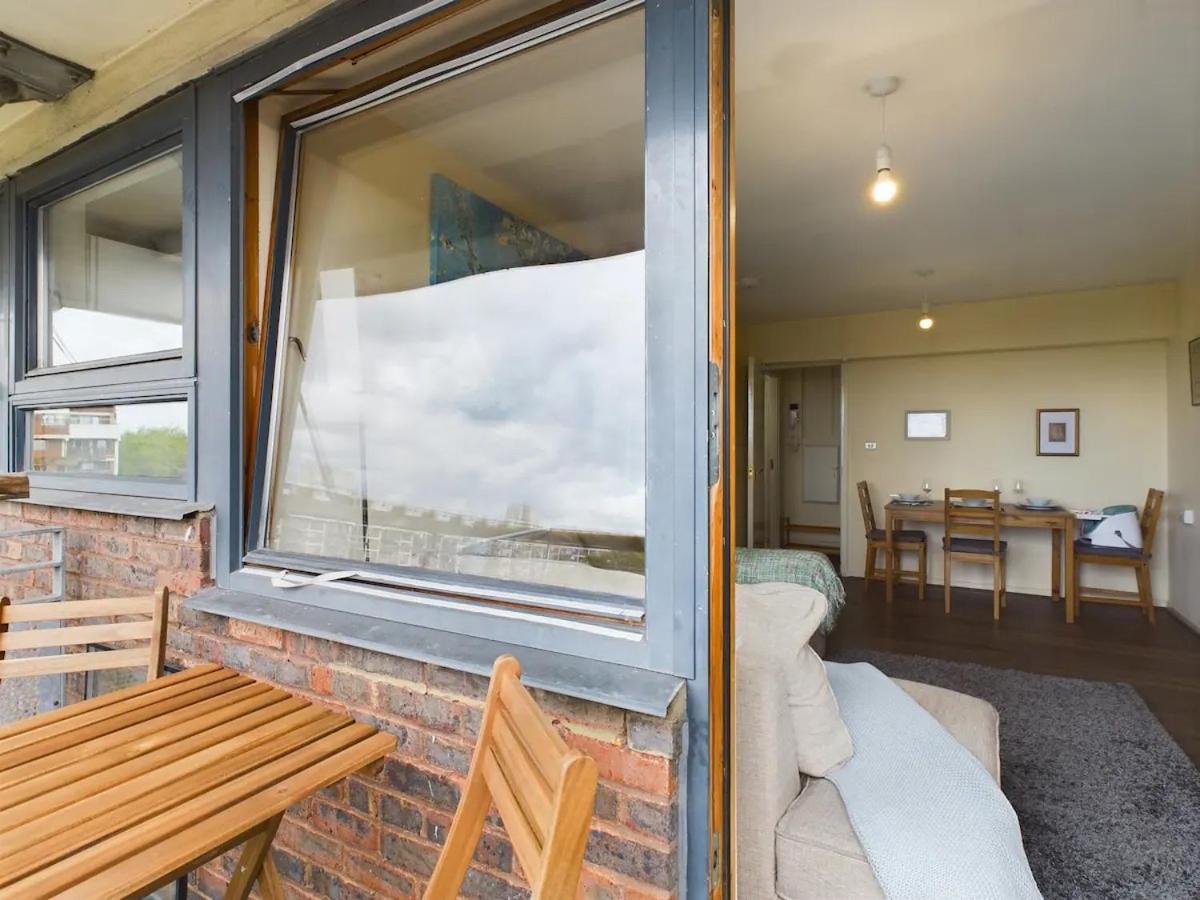 Lovely 1 Bedroom Serviced W Patio Sleeps 3 Pass The Keys Londen