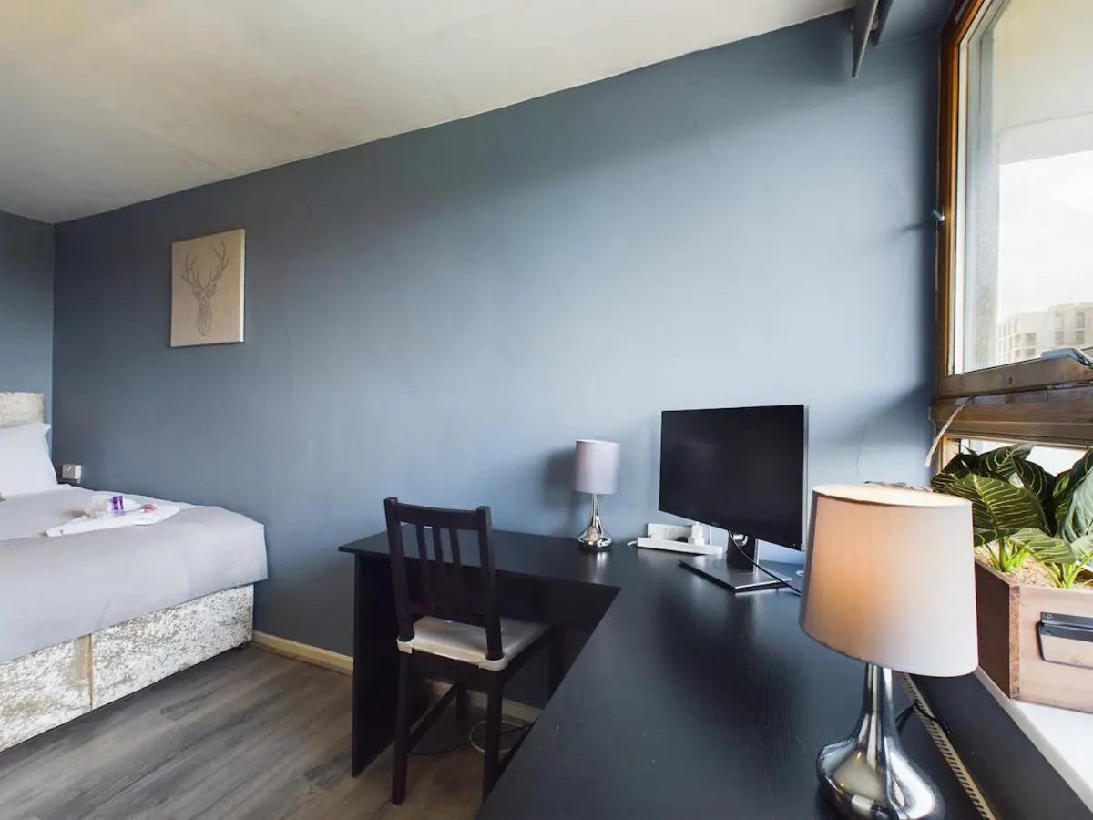 Lovely 1 Bedroom Serviced W Patio Sleeps 3 Pass The Keys * Londen