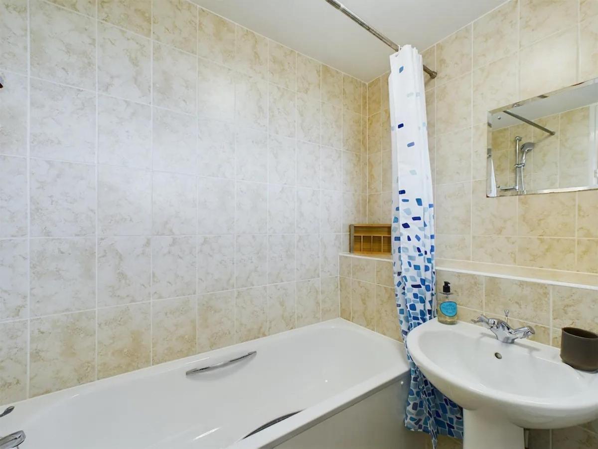 Lovely 1 Bedroom Serviced W Patio Sleeps 3 Pass The Keys * Londen