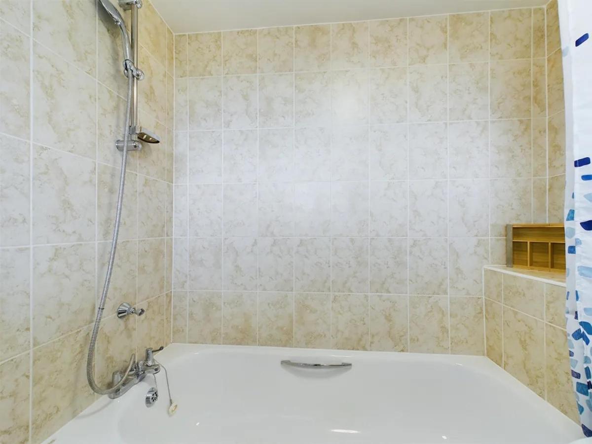 Lovely 1 Bedroom Serviced W Patio Sleeps 3 Pass The Keys Londen