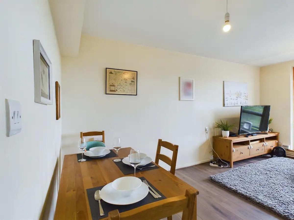 Appartement Lovely 1 Bedroom Serviced W Patio Sleeps 3 Pass The Keys Londen