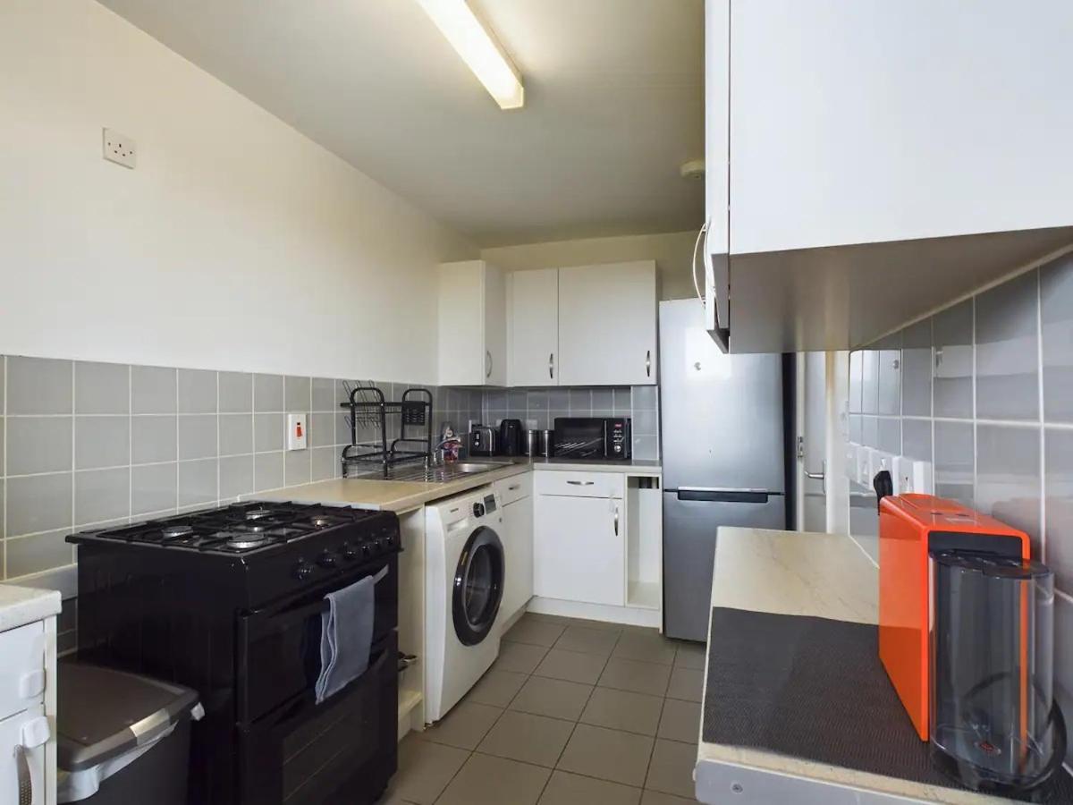 Lovely 1 Bedroom Serviced W Patio Sleeps 3 Pass The Keys Appartement Londen