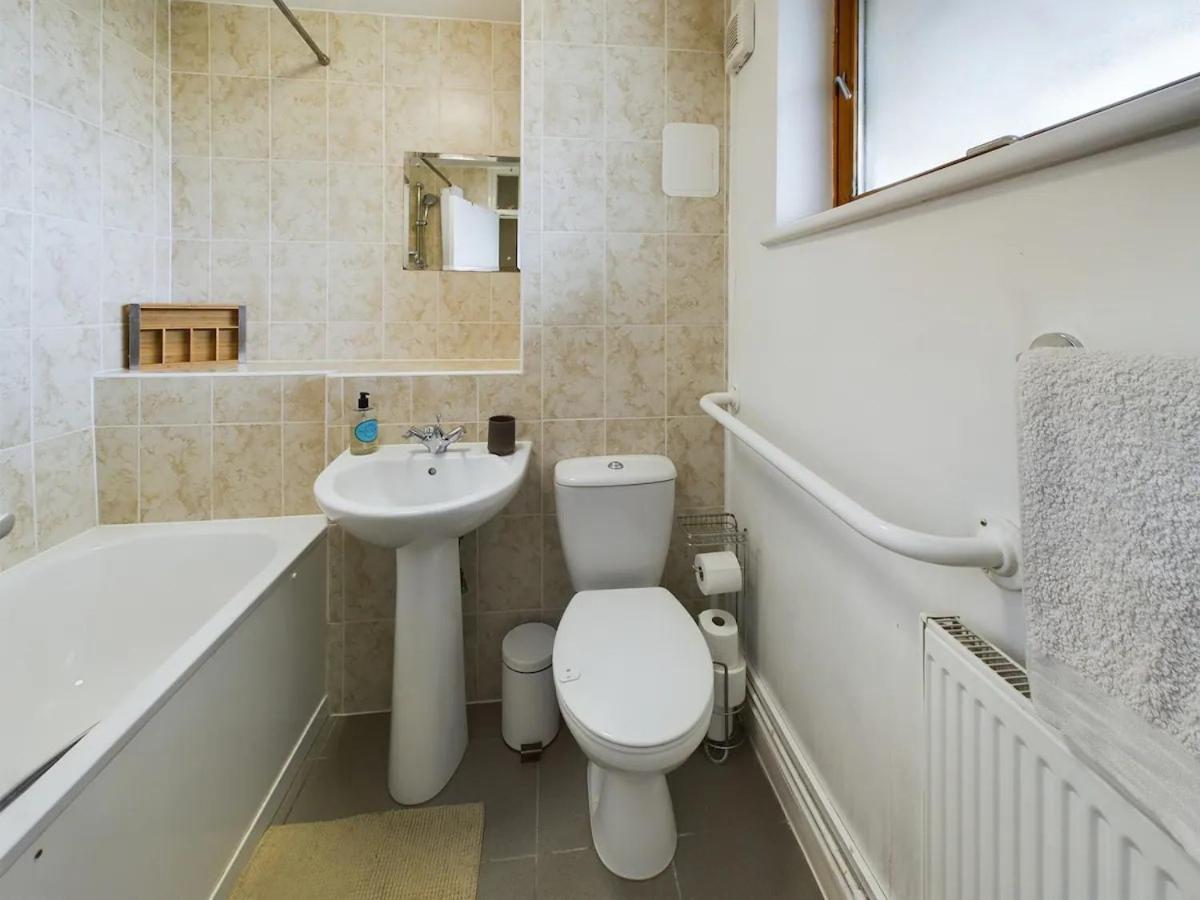 Lovely 1 Bedroom Serviced W Patio Sleeps 3 Pass The Keys Londen