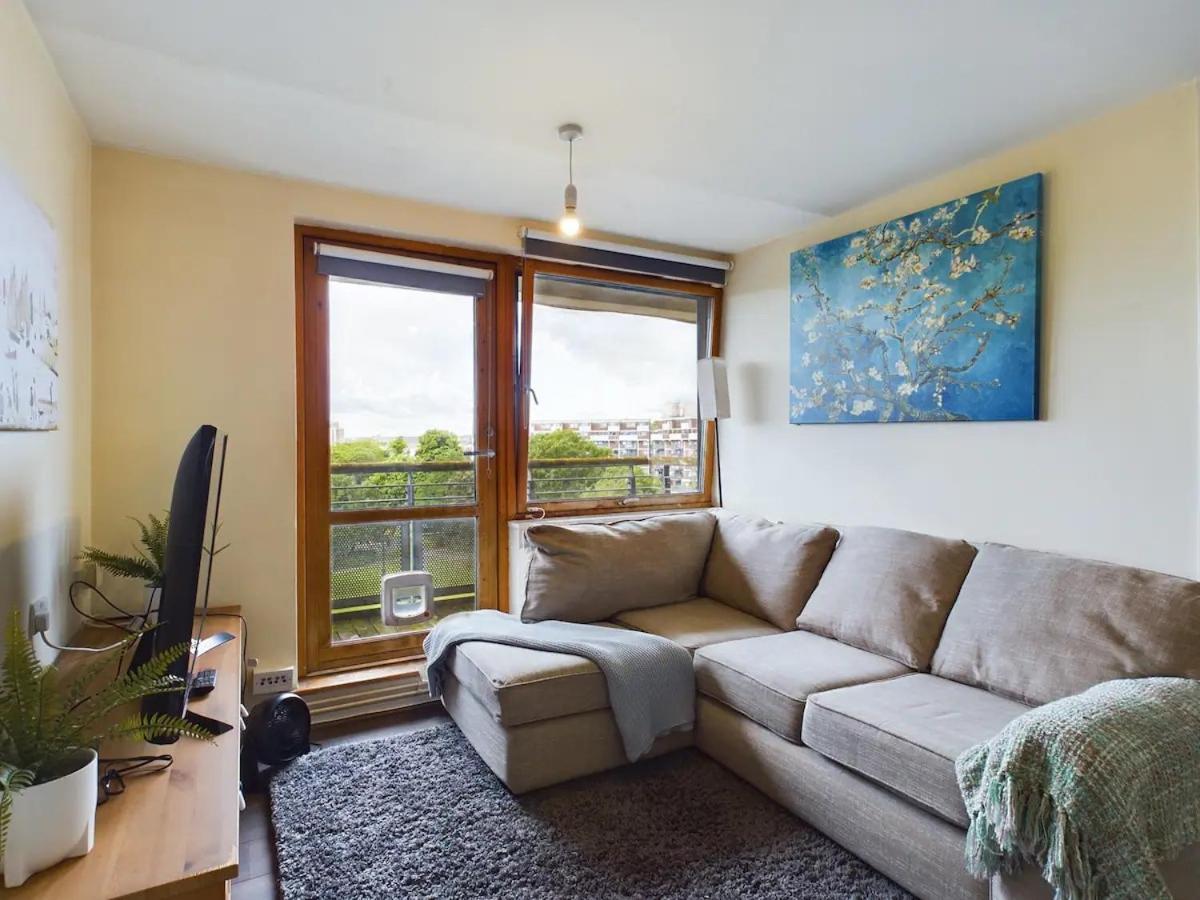 Lovely 1 Bedroom Serviced W Patio Sleeps 3 Pass The Keys Appartement Londen