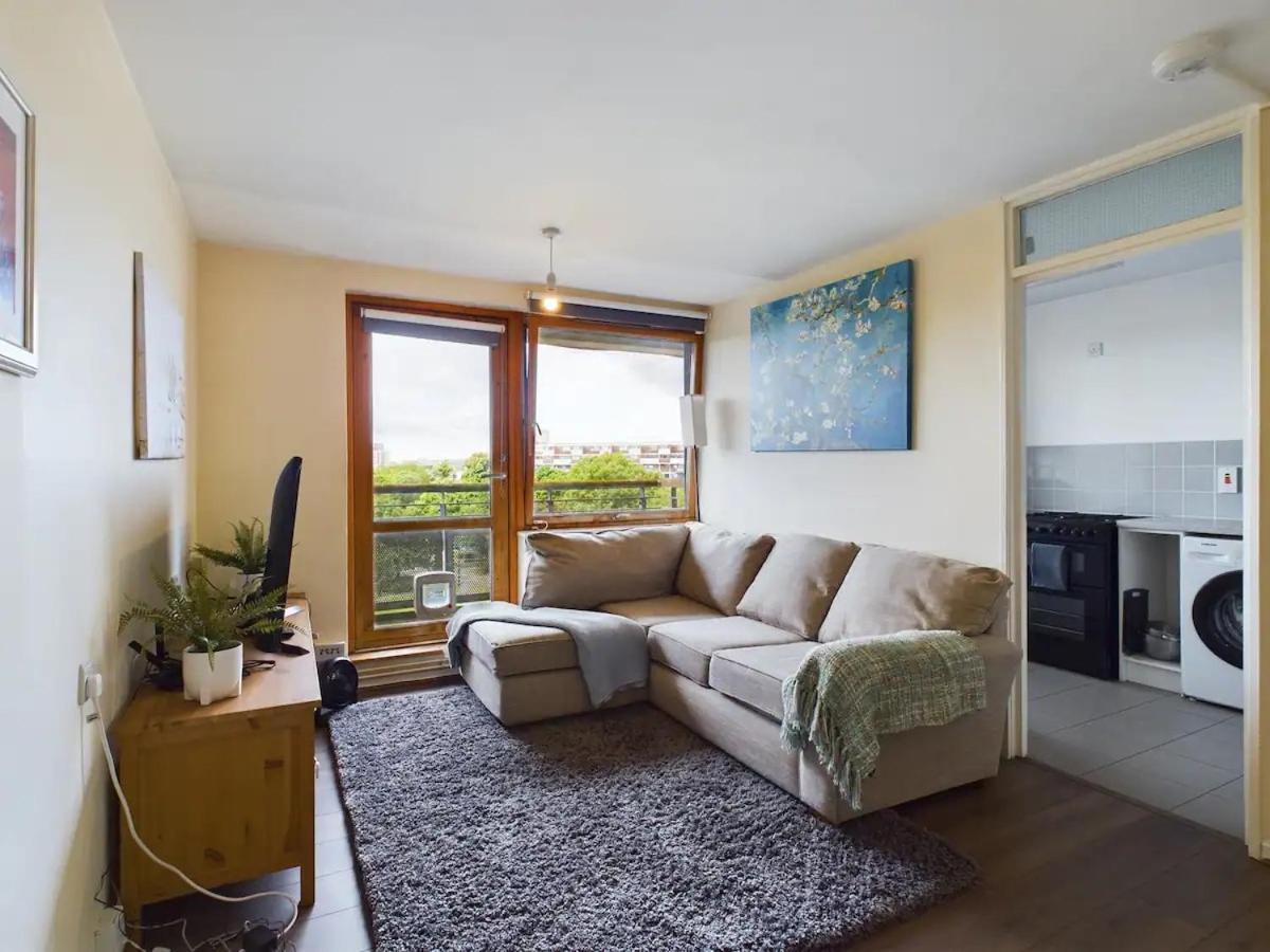 Appartement Lovely 1 Bedroom Serviced W Patio Sleeps 3 Pass The Keys Londen