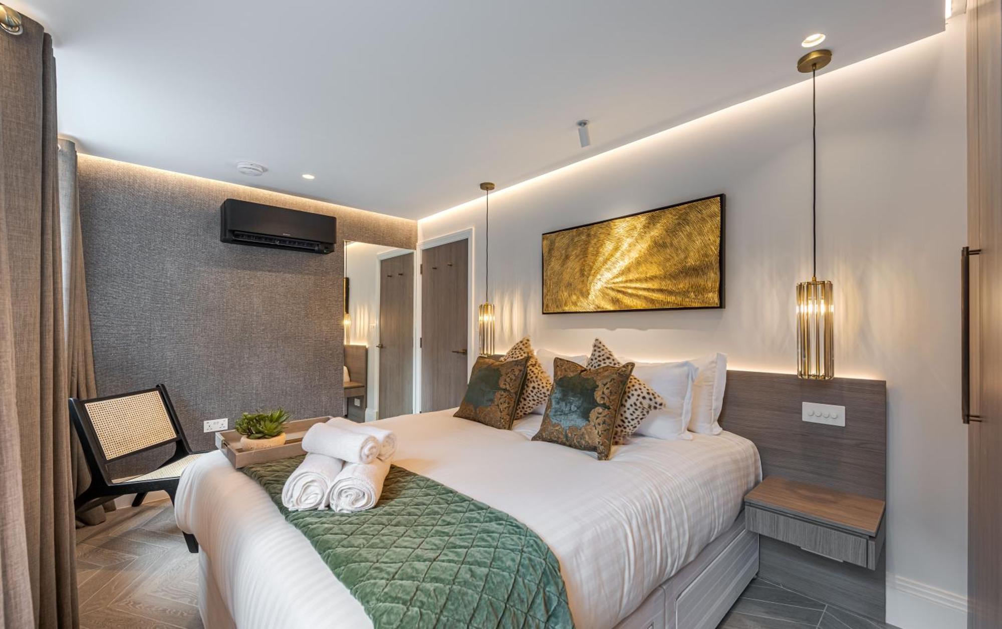 Stunning Flat Opposite Harrods Unbeatable Location & Elegance *