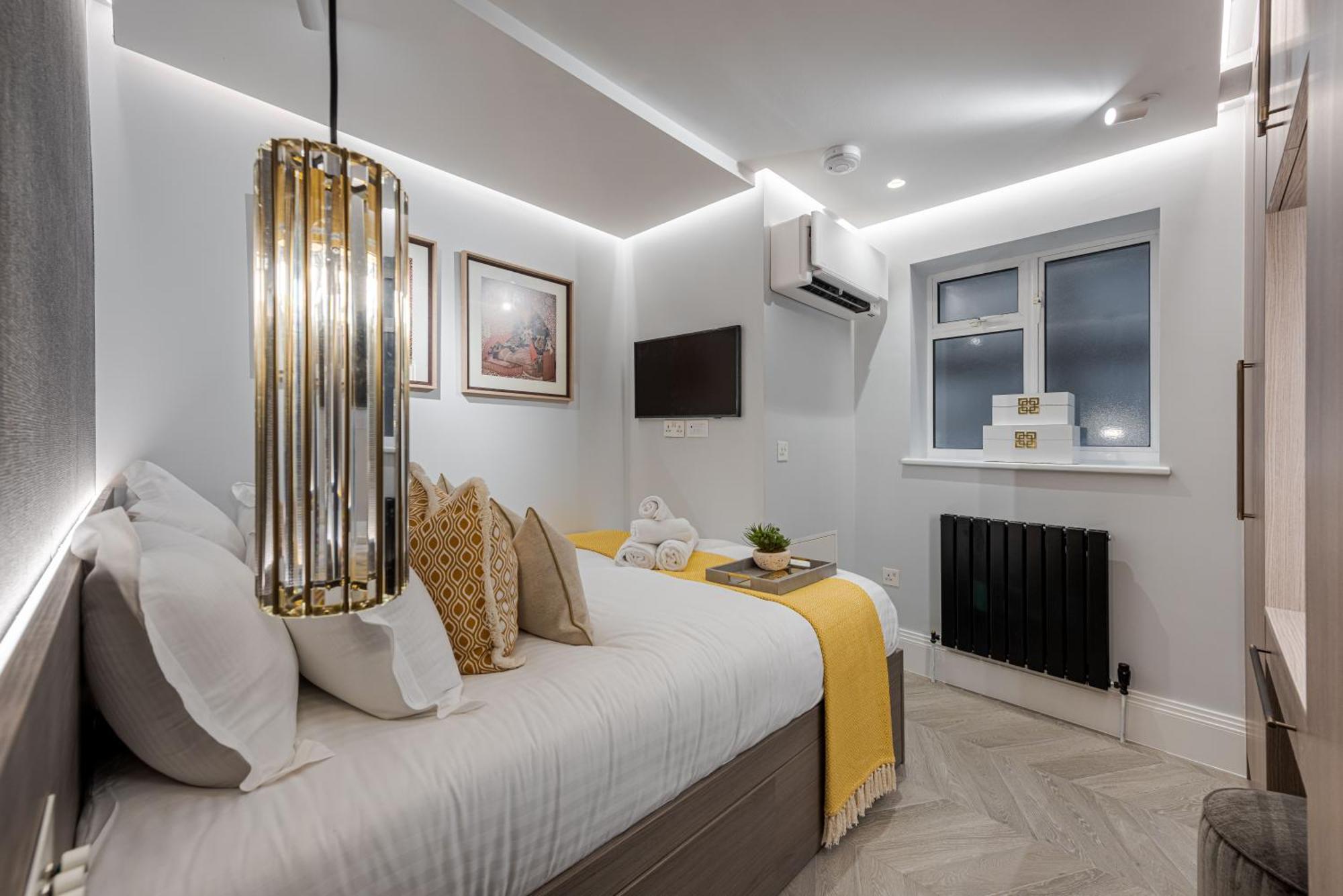 Stunning Flat Opposite Harrods Unbeatable Location & Elegance London