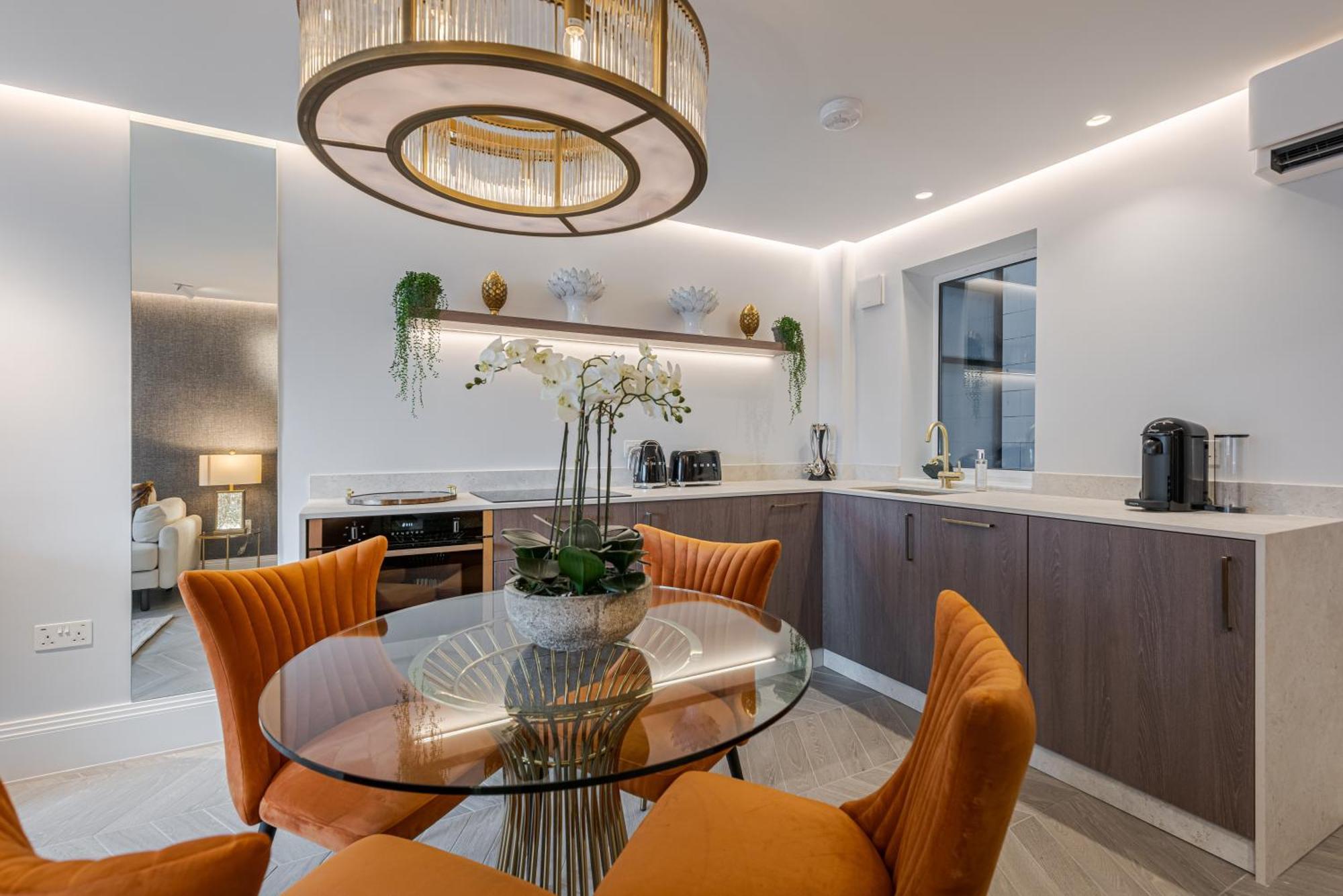Stunning Flat Opposite Harrods Unbeatable Location & Elegance
