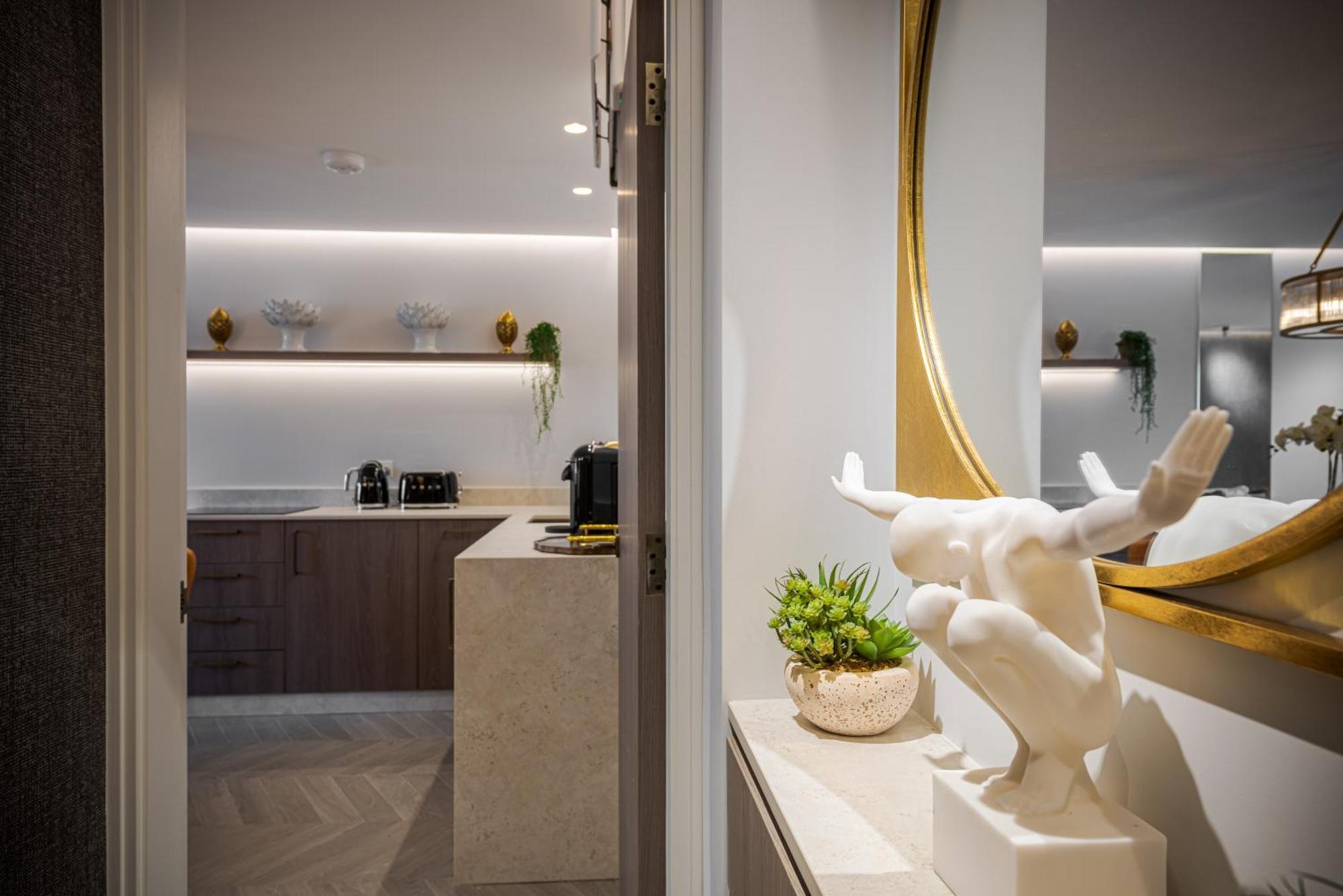 Stunning Flat Opposite Harrods Unbeatable Location & Elegance Apartment *