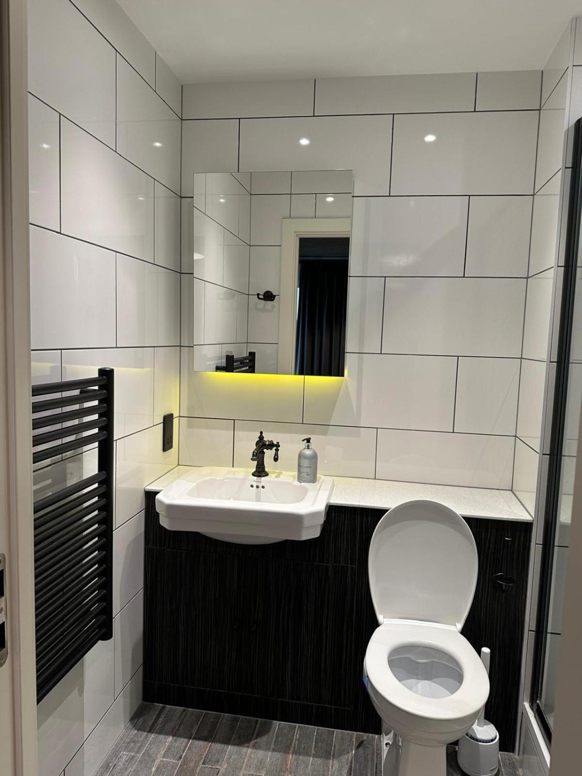 Stylish Two Bedroom Apartment! * Londres