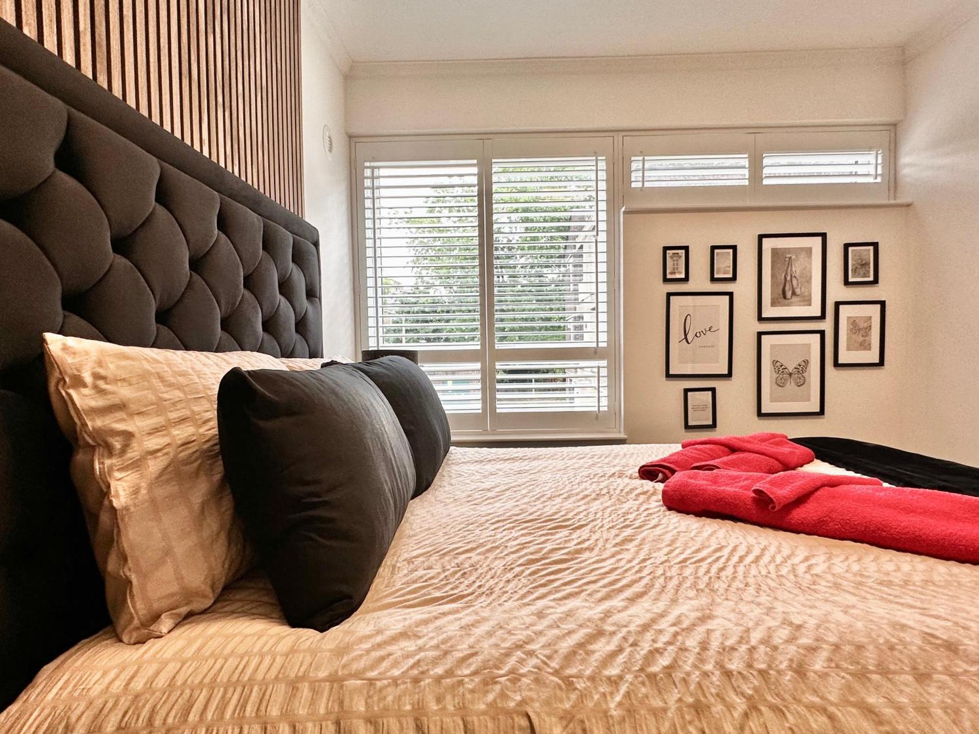 Newly Refurbished ,chic, Attractive 3 Bedroom Flat Apartment *