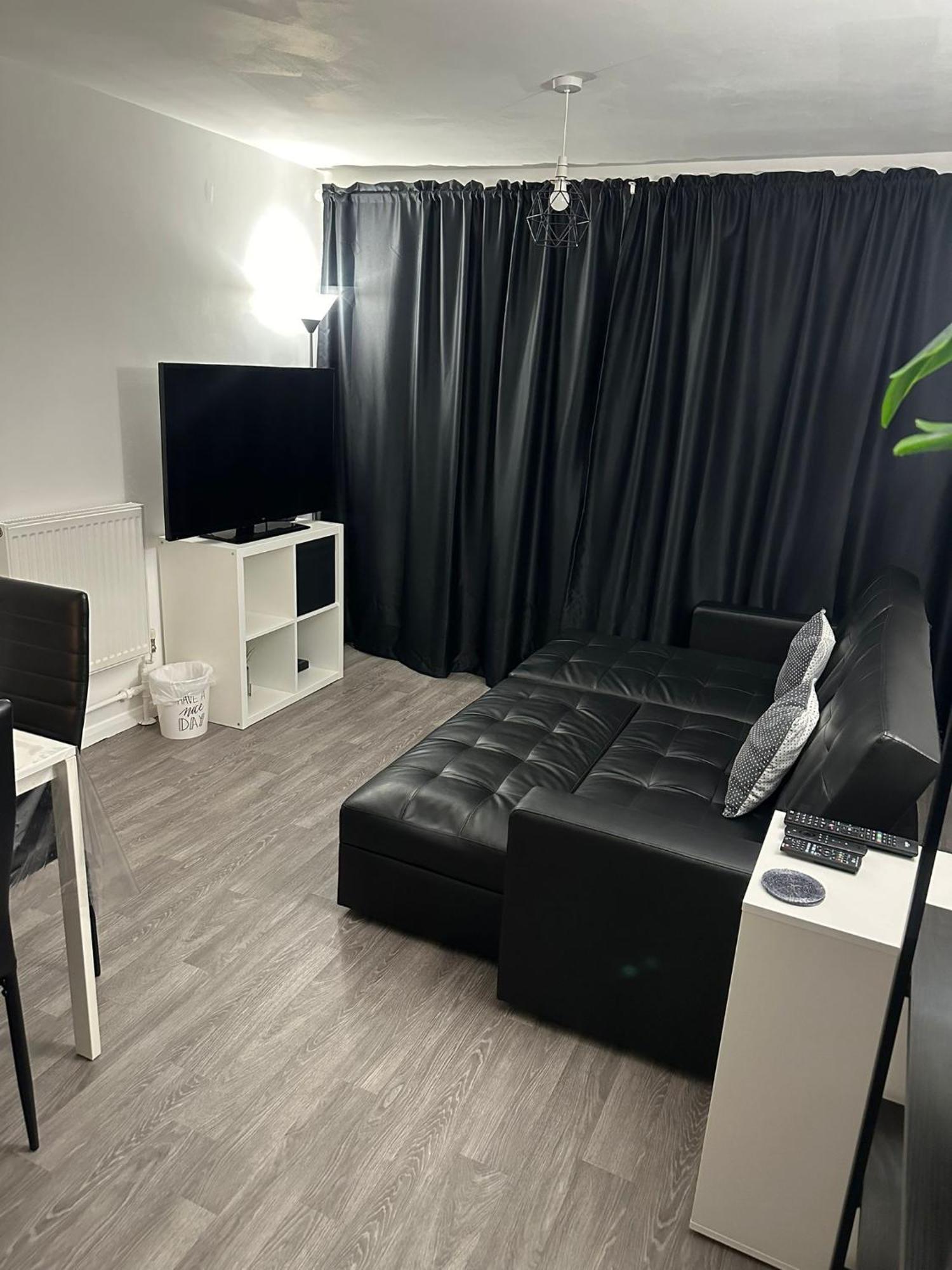 ˈpesfəl Apartment *