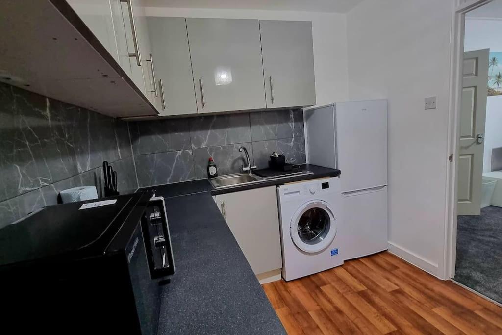 1 Bed Flat With Free Parking In E13 Appartement *