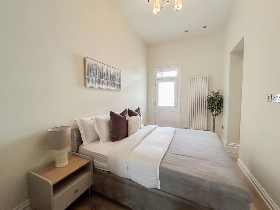 Stylish 2 Bed Flat On The Iconic Gloucester Road *