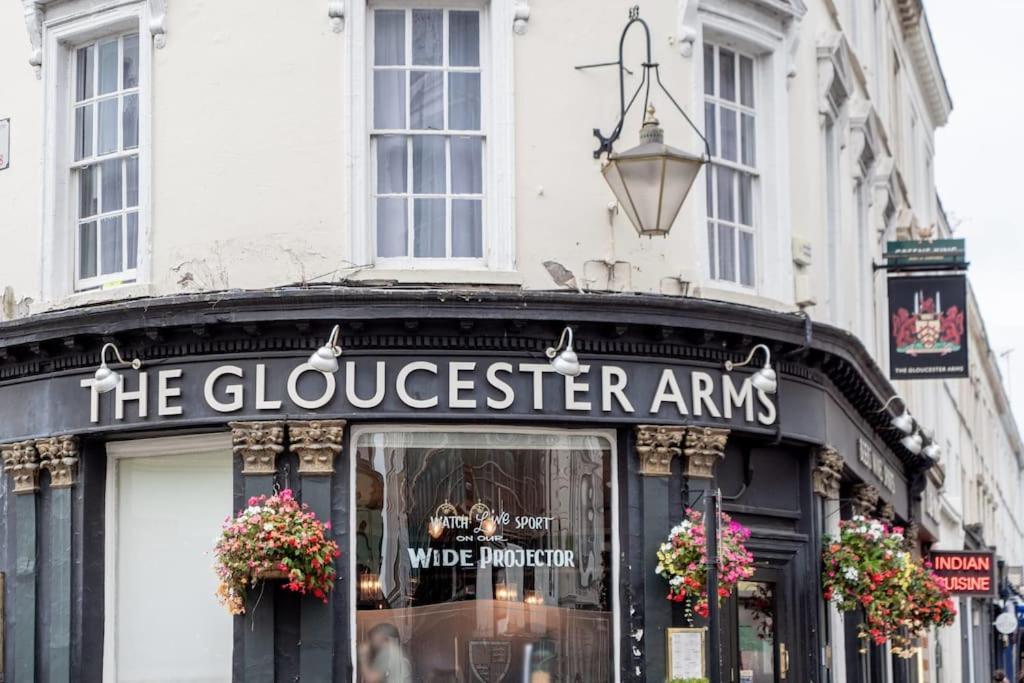 Stylish 2 Bed Flat On The Iconic Gloucester Road London