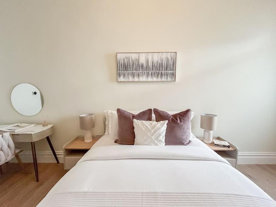 Stylish 2 Bed Flat On The Iconic Gloucester Road * London